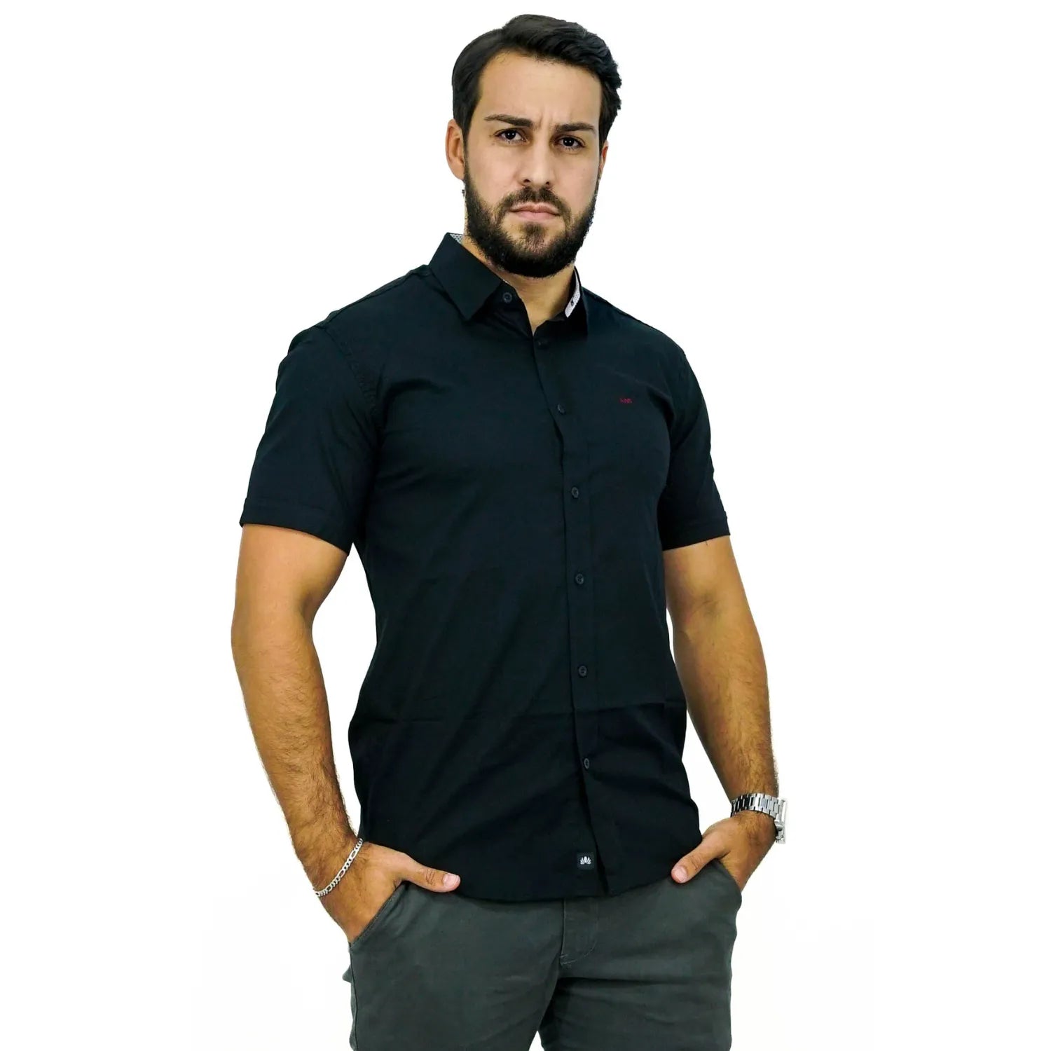 Camisa social masculina manga curta de algodão com elastano, na cor preta. Foto de modelo vestindo a camisa casual da marca Absinto Men.