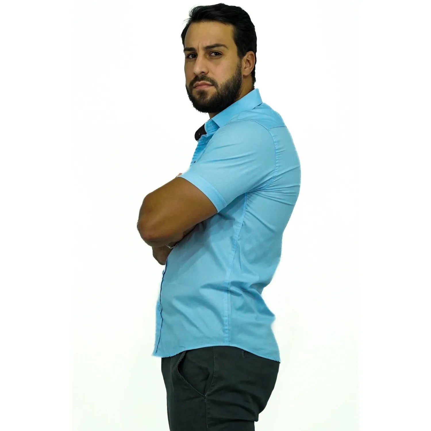 Camisa social masculina manga curta de algodão com elastano, na cor azul. Foto de modelo vestindo a camisa casual da marca Absinto Men.