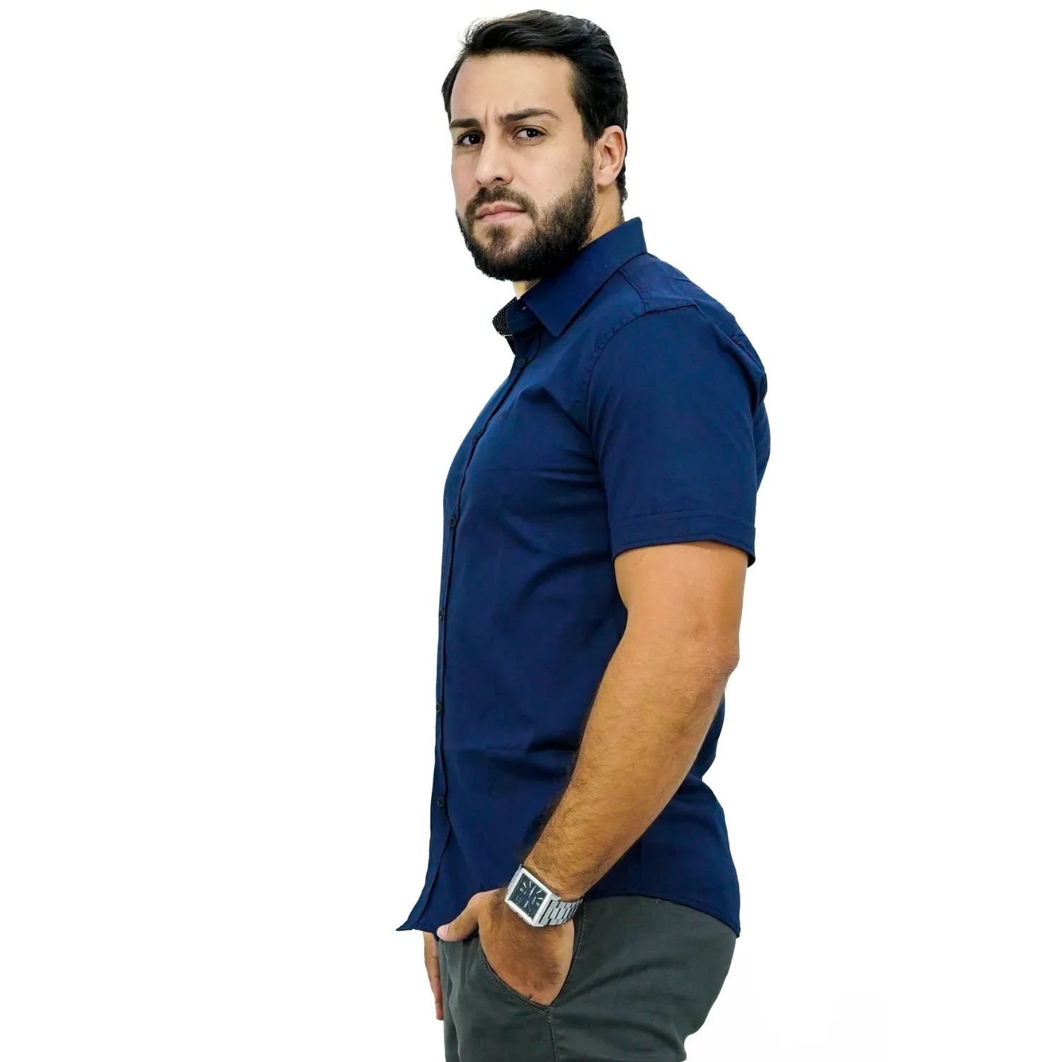 Camisa social masculina manga curta de algodão com elastano, na cor marinho. Foto de modelo vestindo a camisa casual da marca Absinto Men.