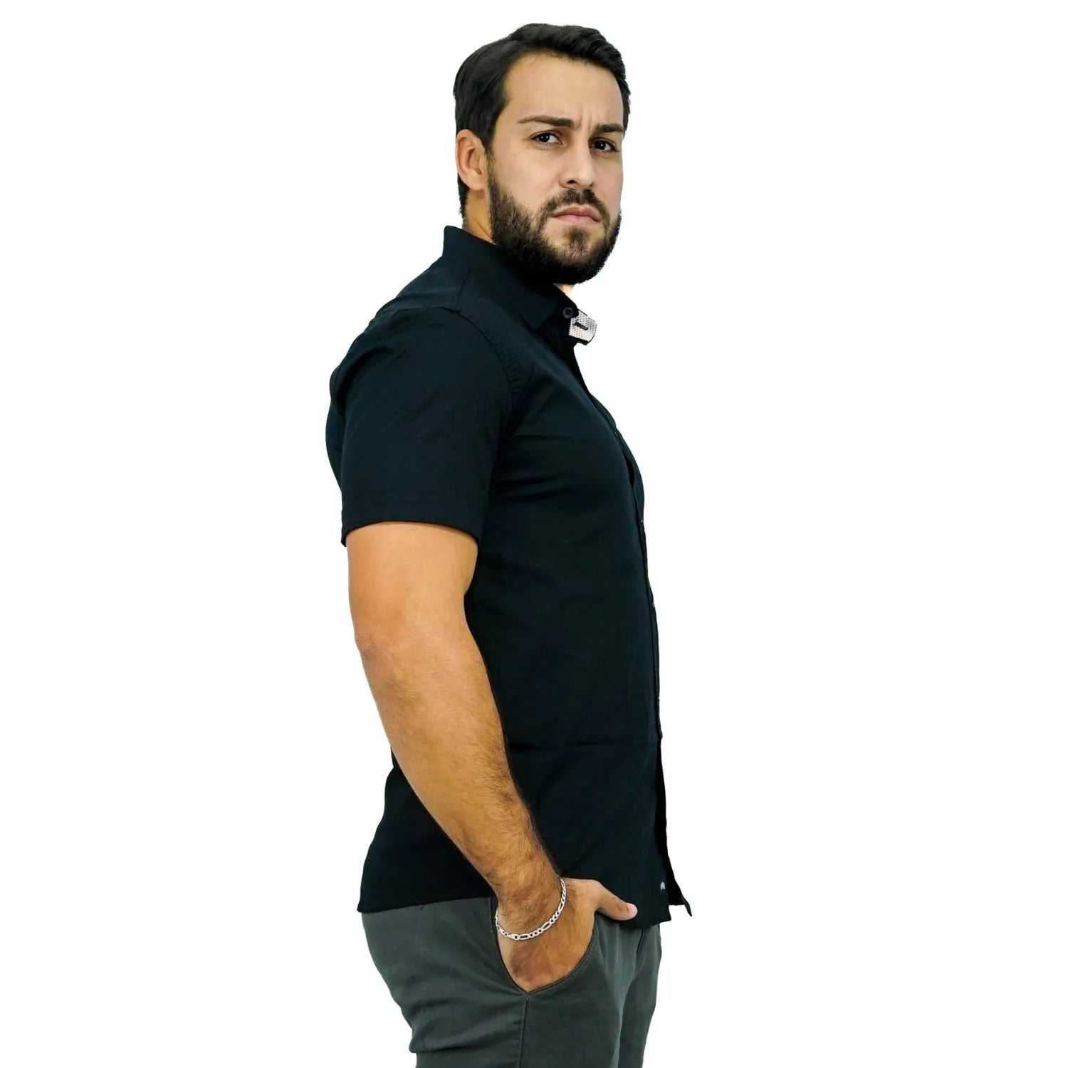 Camisa social masculina manga curta de algodão com elastano, na cor preta. Foto de modelo vestindo a camisa casual da marca Absinto Men.