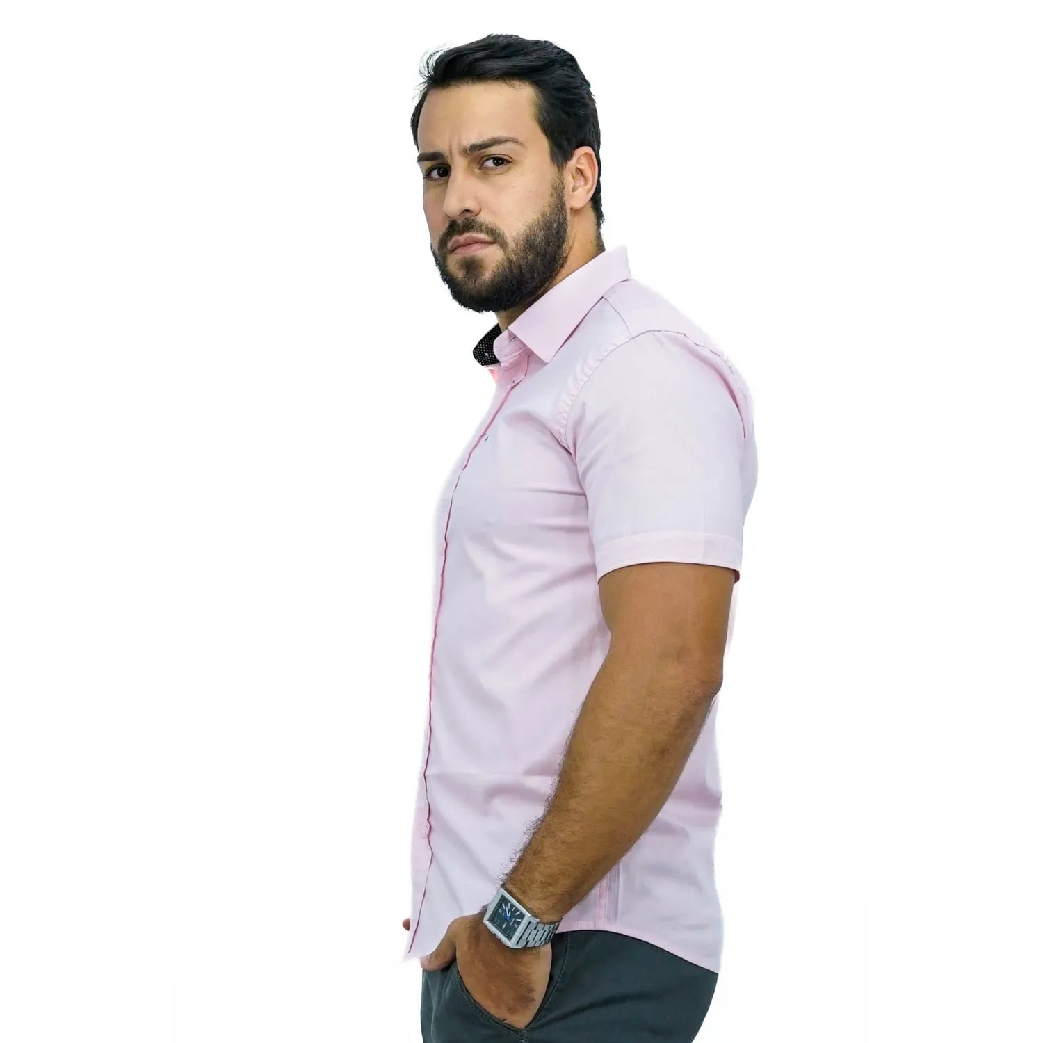 Camisa social masculina manga curta de algodão com elastano, na cor rosa. Foto de modelo vestindo a camisa casual da marca Absinto Men.