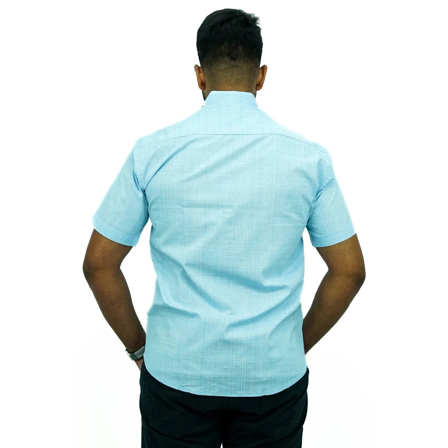 Camisa social masculina manga curta com tecido rajado na cor azul. Foto de modelo vestindo a camisa casual da marca Absinto Men.