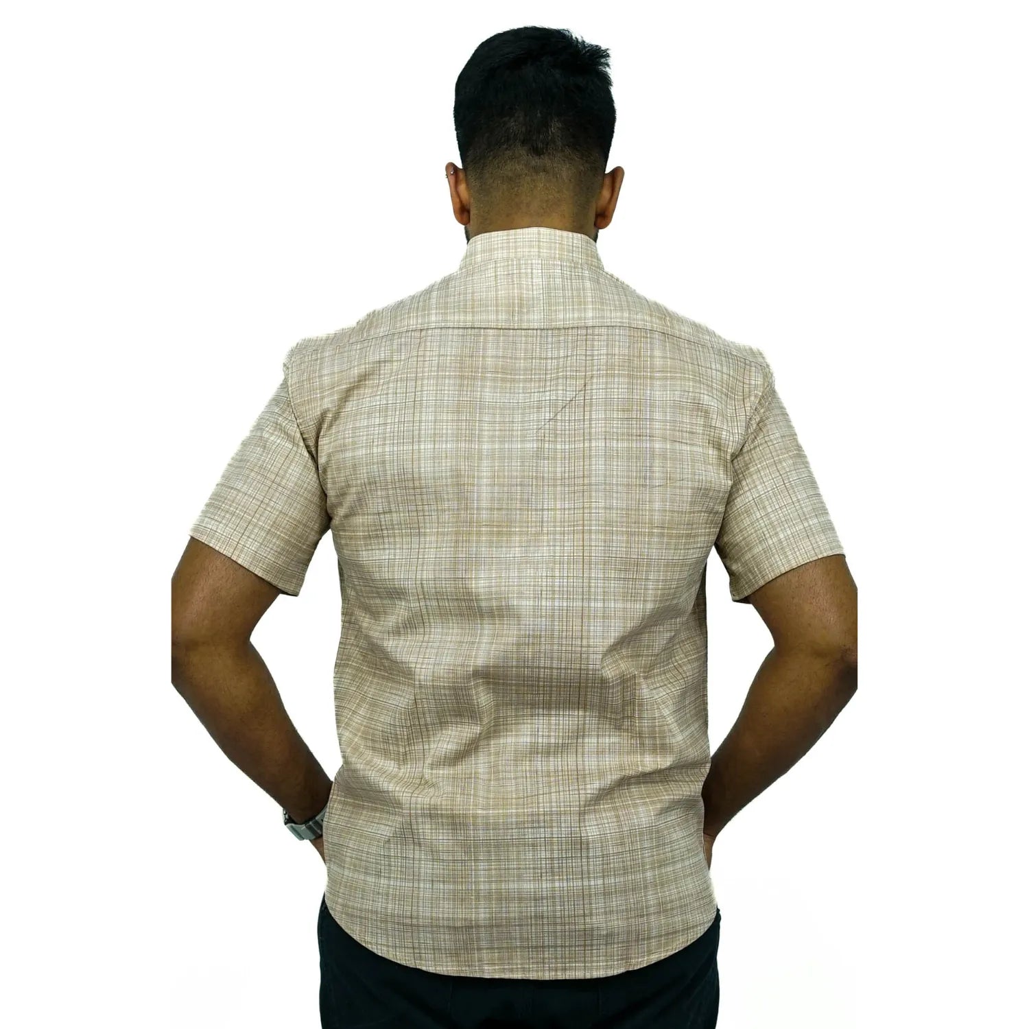 Camisa social masculina manga curta com tecido rajado na cor bege. Foto de modelo vestindo a camisa casual da marca Absinto Men.