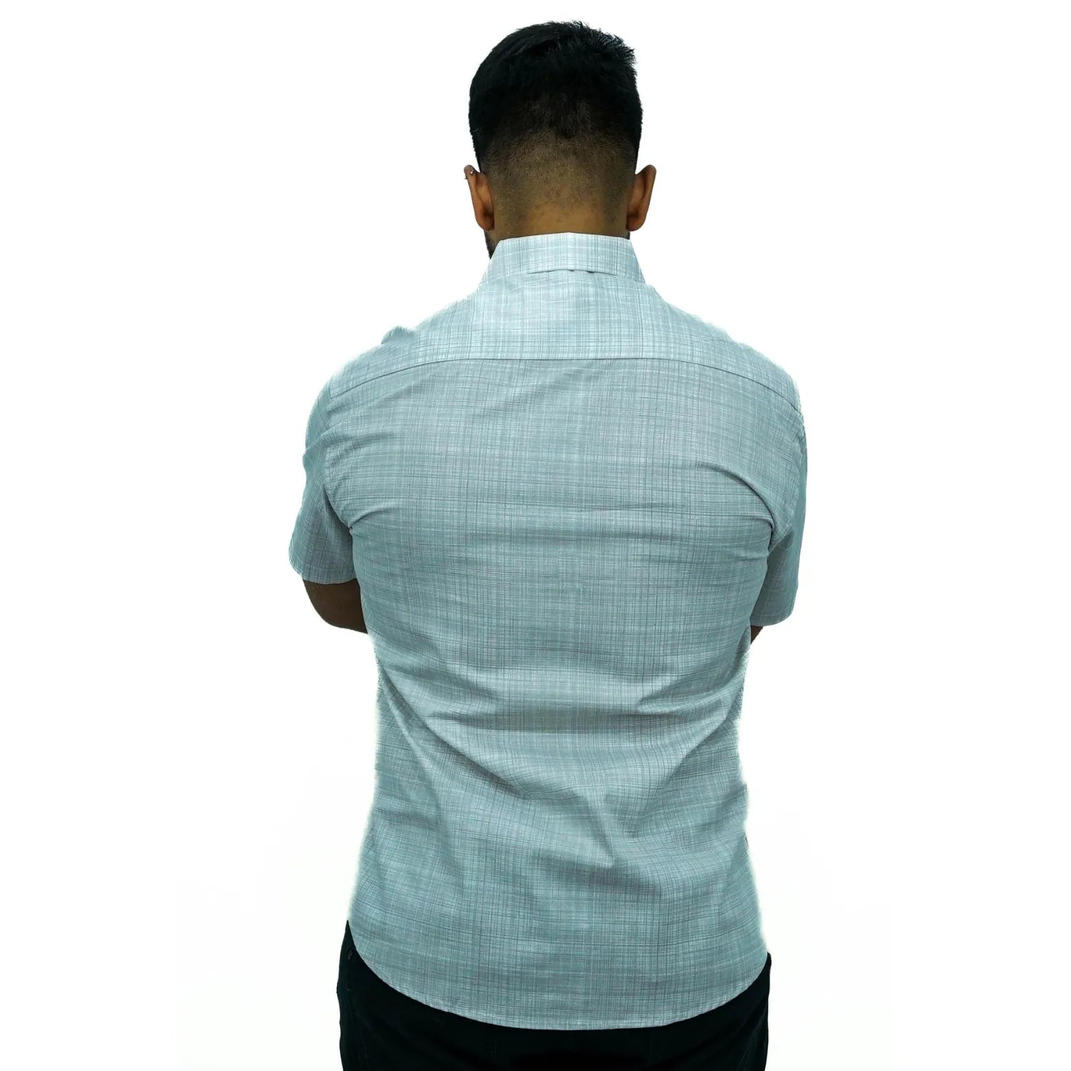 Camisa social masculina manga curta com tecido rajado na cor cinza. Foto de modelo vestindo a camisa casual da marca Absinto Men.