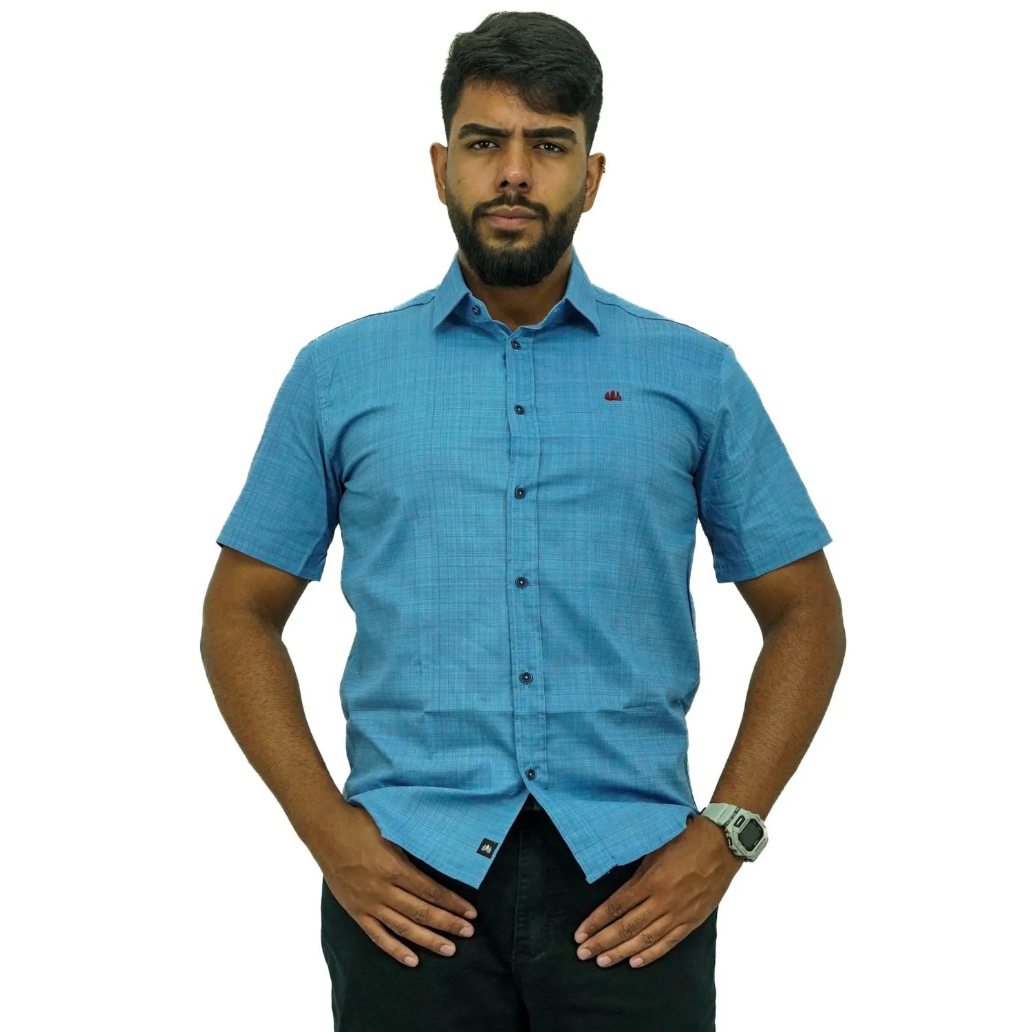 Camisa social masculina manga curta com tecido rajado na cor azul envelhecido. Foto de modelo vestindo a camisa casual da marca Absinto Men.