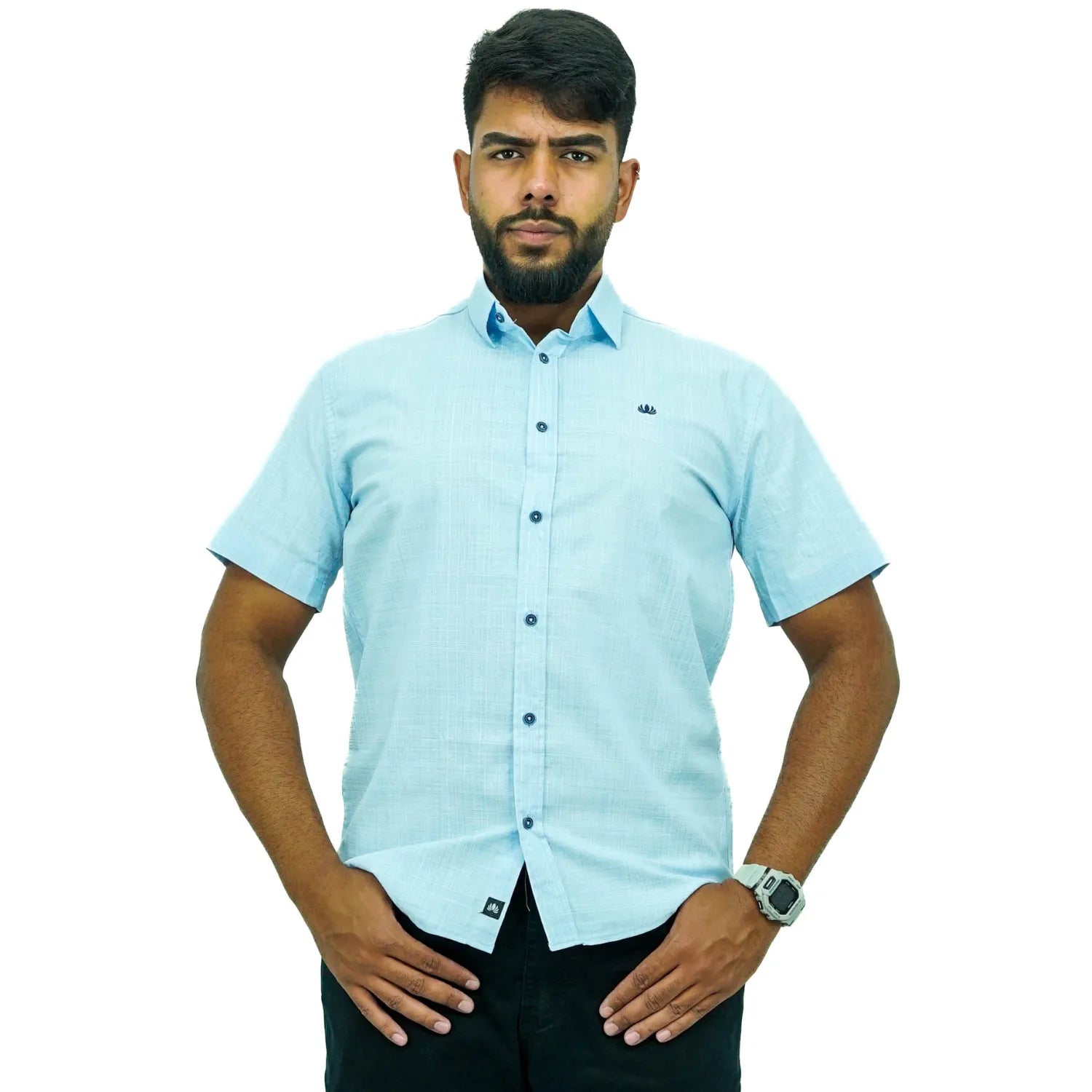 Camisa social masculina manga curta com tecido rajado na cor azul. Foto de modelo vestindo a camisa casual da marca Absinto Men.