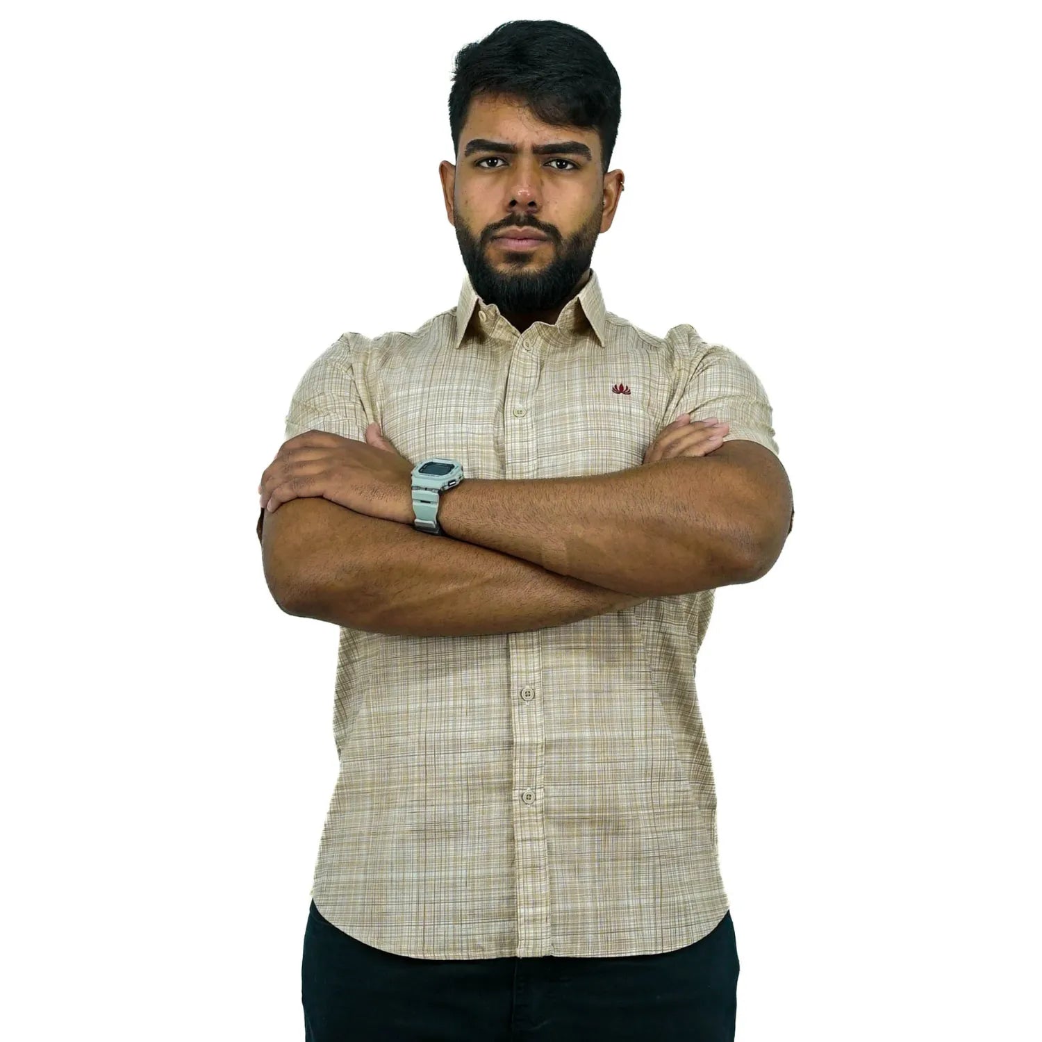 Camisa social masculina manga curta com tecido rajado na cor bege. Foto de modelo vestindo a camisa casual da marca Absinto Men.