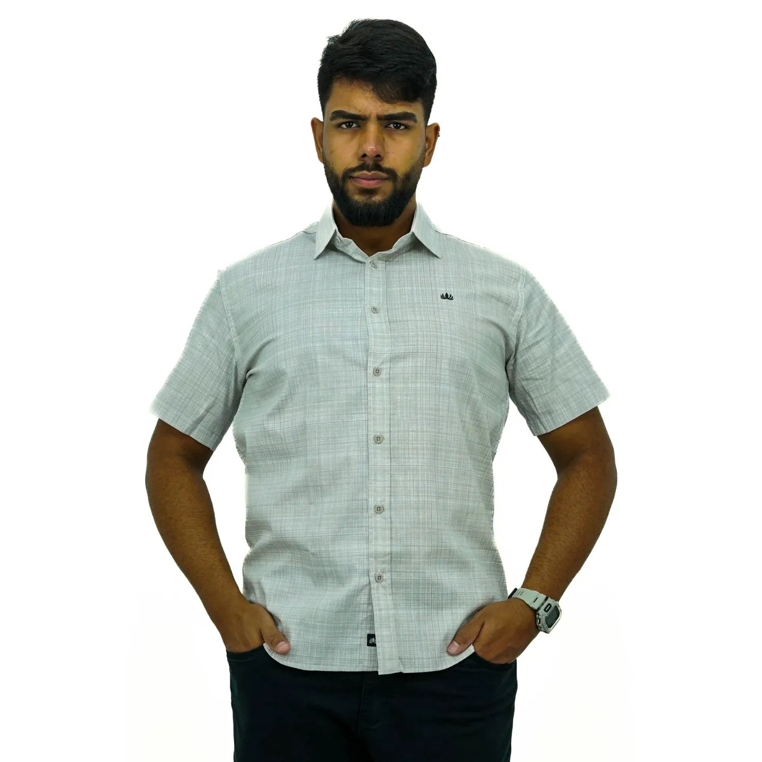 Camisa social masculina manga curta com tecido rajado na cor cinza. Foto de modelo vestindo a camisa casual da marca Absinto Men.