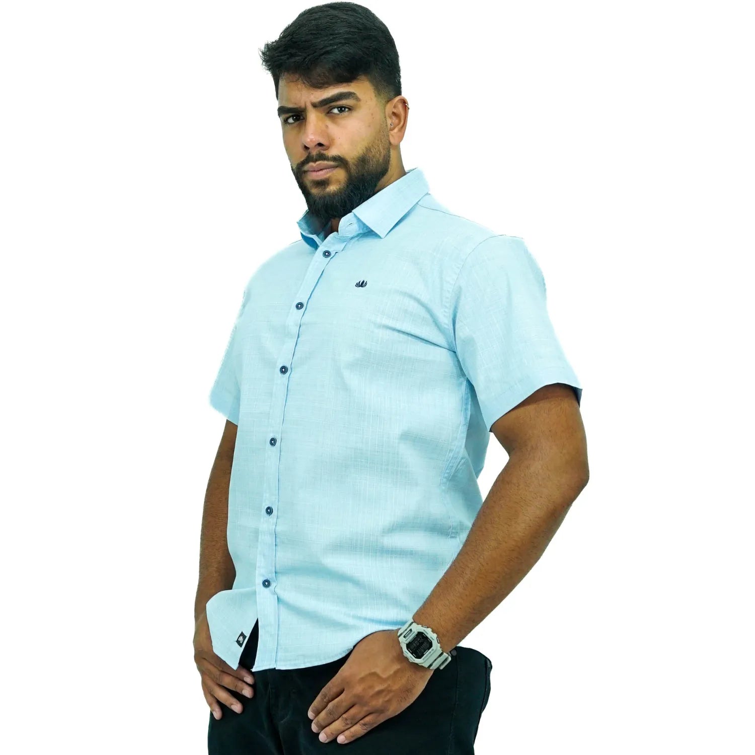 Camisa social masculina manga curta com tecido rajado na cor azul. Foto de modelo vestindo a camisa casual da marca Absinto Men.