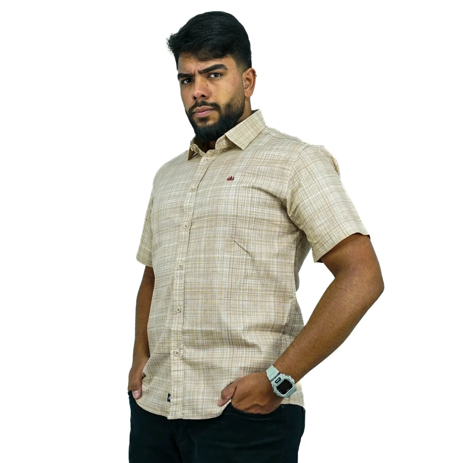Camisa social masculina manga curta com tecido rajado na cor bege. Foto de modelo vestindo a camisa casual da marca Absinto Men.