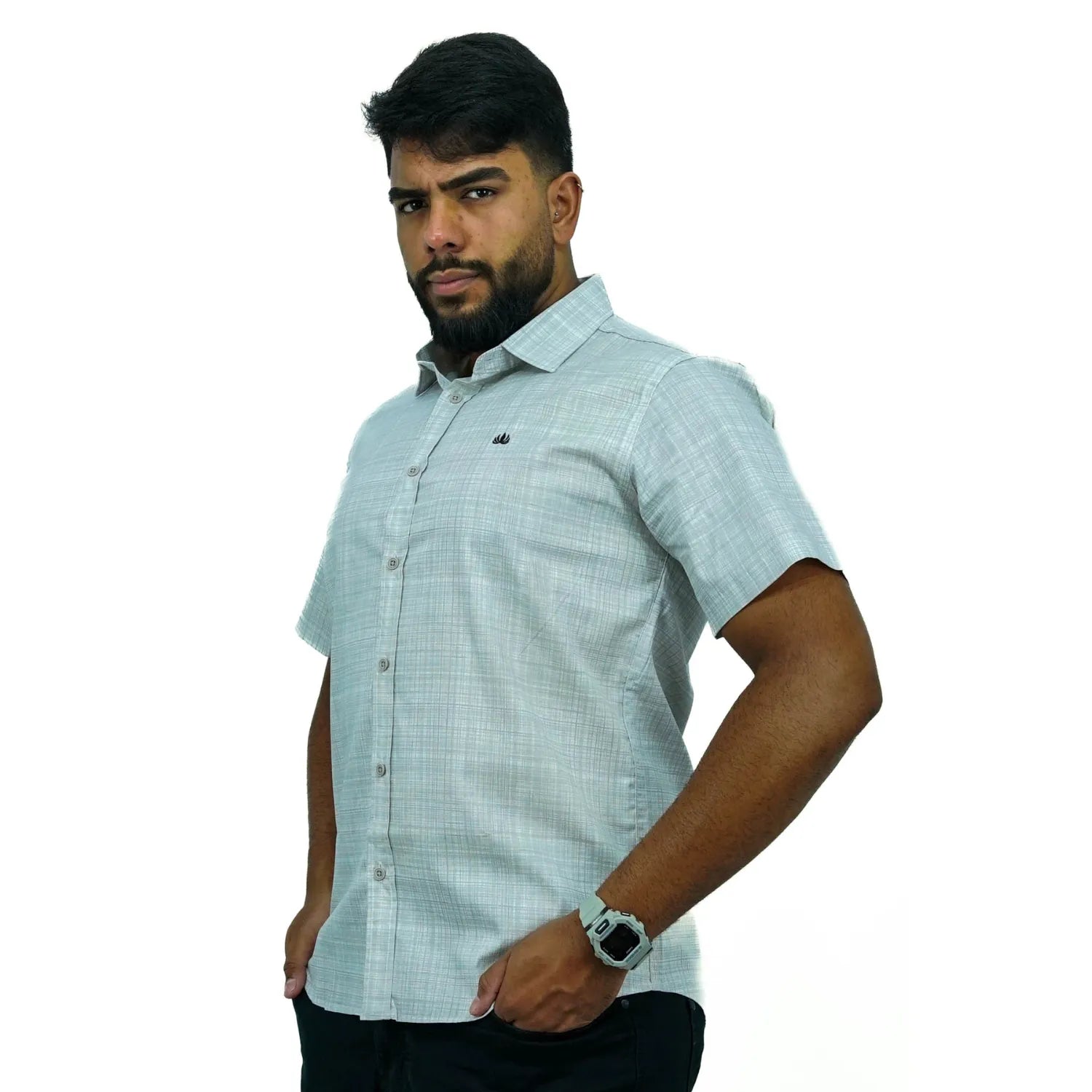 Camisa social masculina manga curta com tecido rajado na cor cinza. Foto de modelo vestindo a camisa casual da marca Absinto Men.