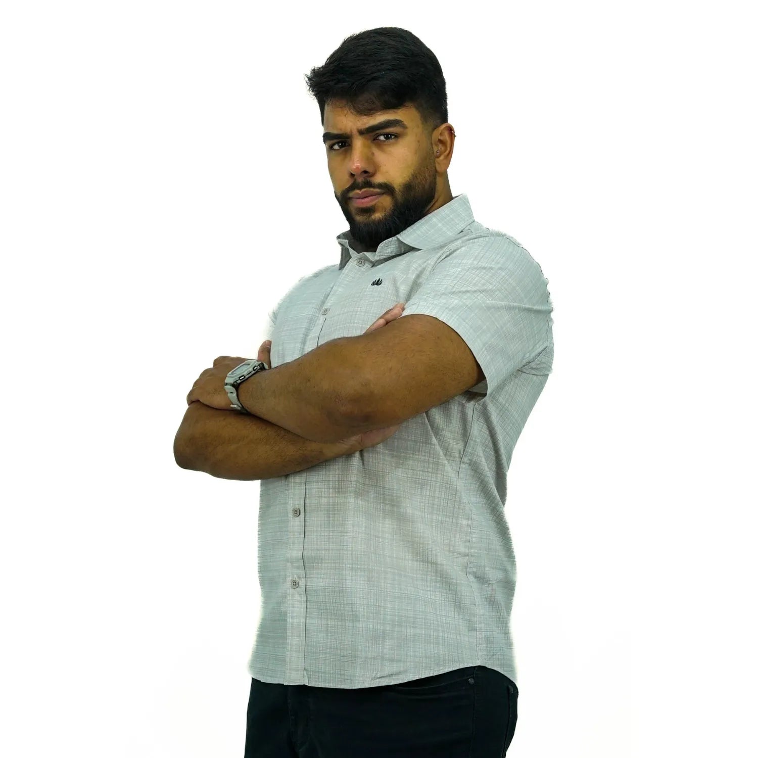 Camisa social masculina manga curta com tecido rajado na cor cinza. Foto de modelo vestindo a camisa casual da marca Absinto Men.