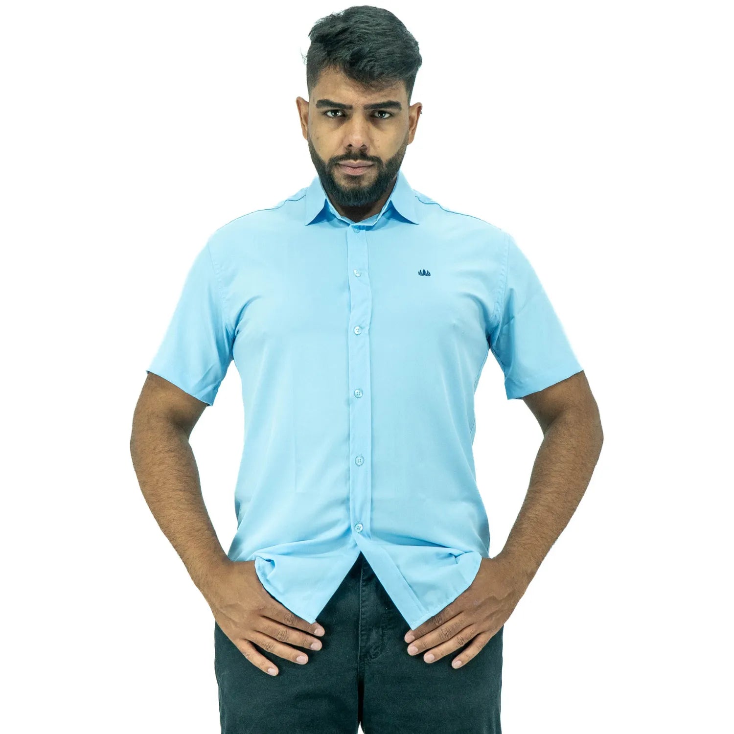 Camisa social masculina manga curta com Spandex, na cor azul bebê. Foto frontal de modelo vestindo a camisa casual da marca Absinto Men.