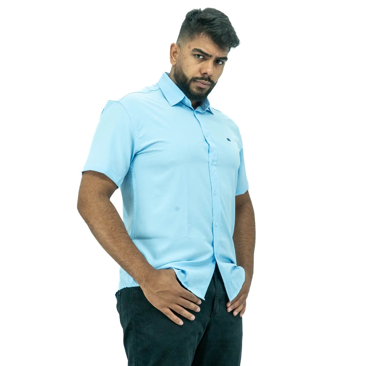 Camisa social masculina manga curta com Spandex, na cor azul bebê. Foto frontal de modelo vestindo a camisa casual da marca Absinto Men.