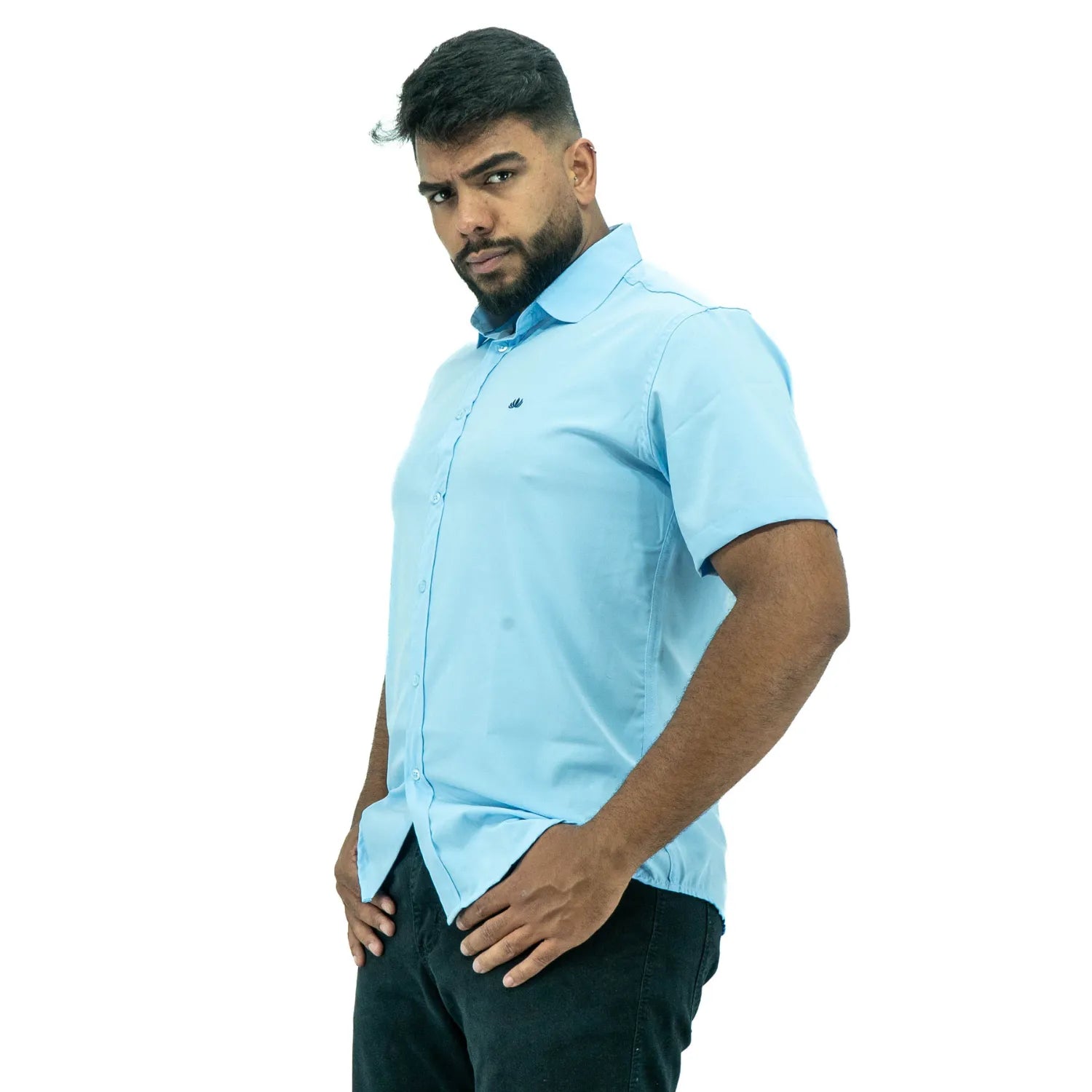 Camisa social masculina manga curta com Spandex, na cor azul bebê. Foto frontal de modelo vestindo a camisa casual da marca Absinto Men.