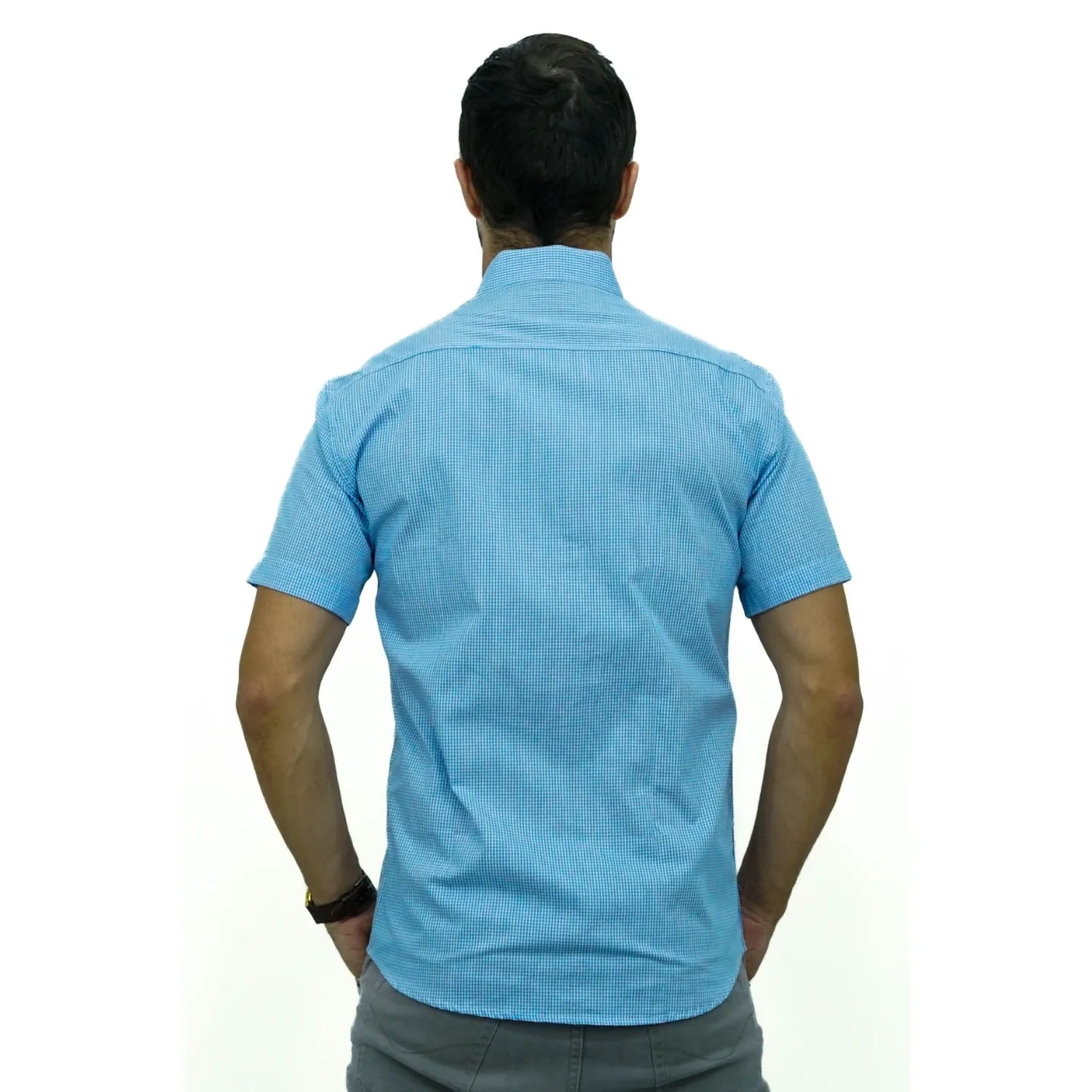 Camisa masculina manga curta 100% algodão com estampa xadrez, na cor azul. Foto de modelo vestindo a camisa casual da marca Absinto Men.