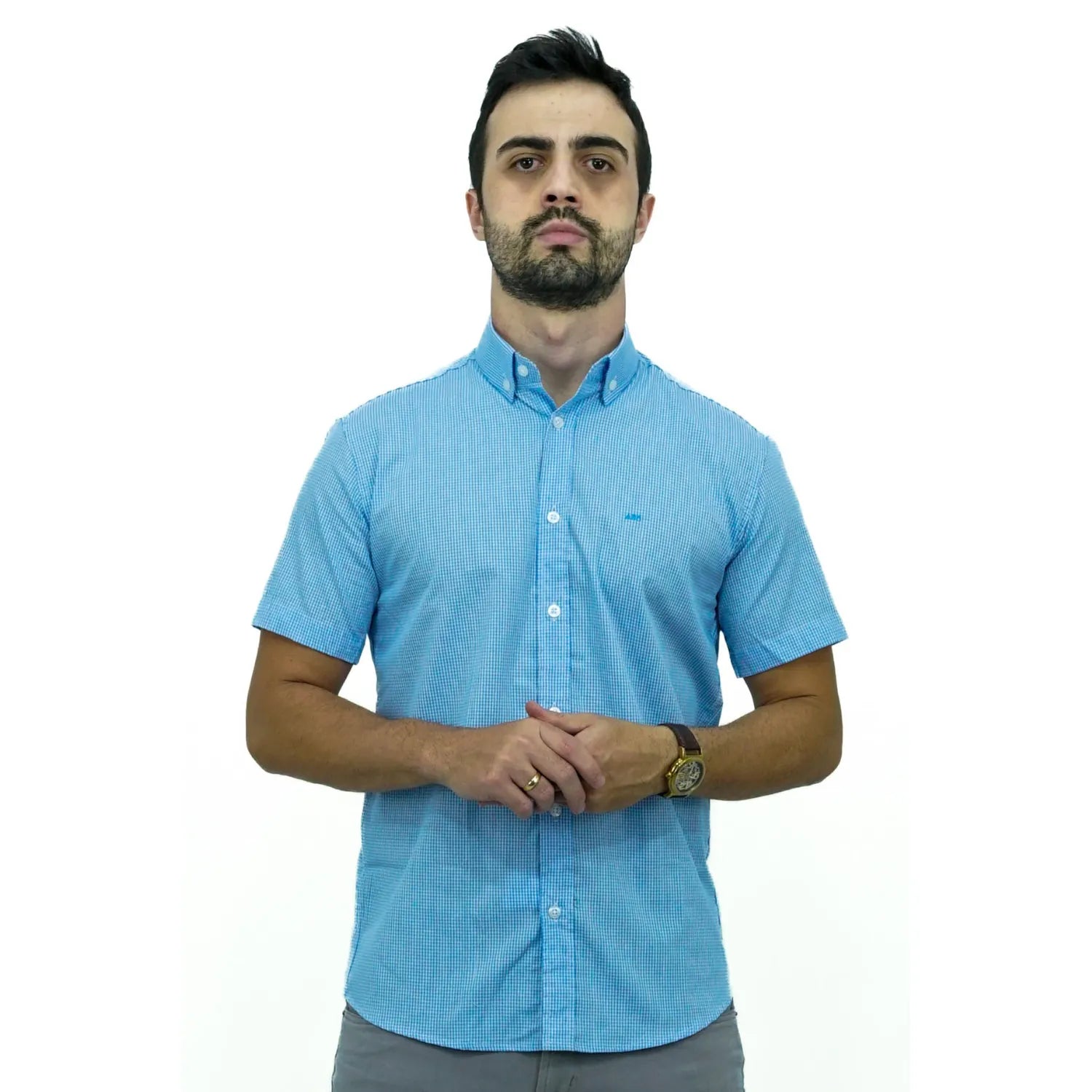 Camisa masculina manga curta 100% algodão com estampa xadrez, na cor azul. Foto de modelo vestindo a camisa casual da marca Absinto Men.