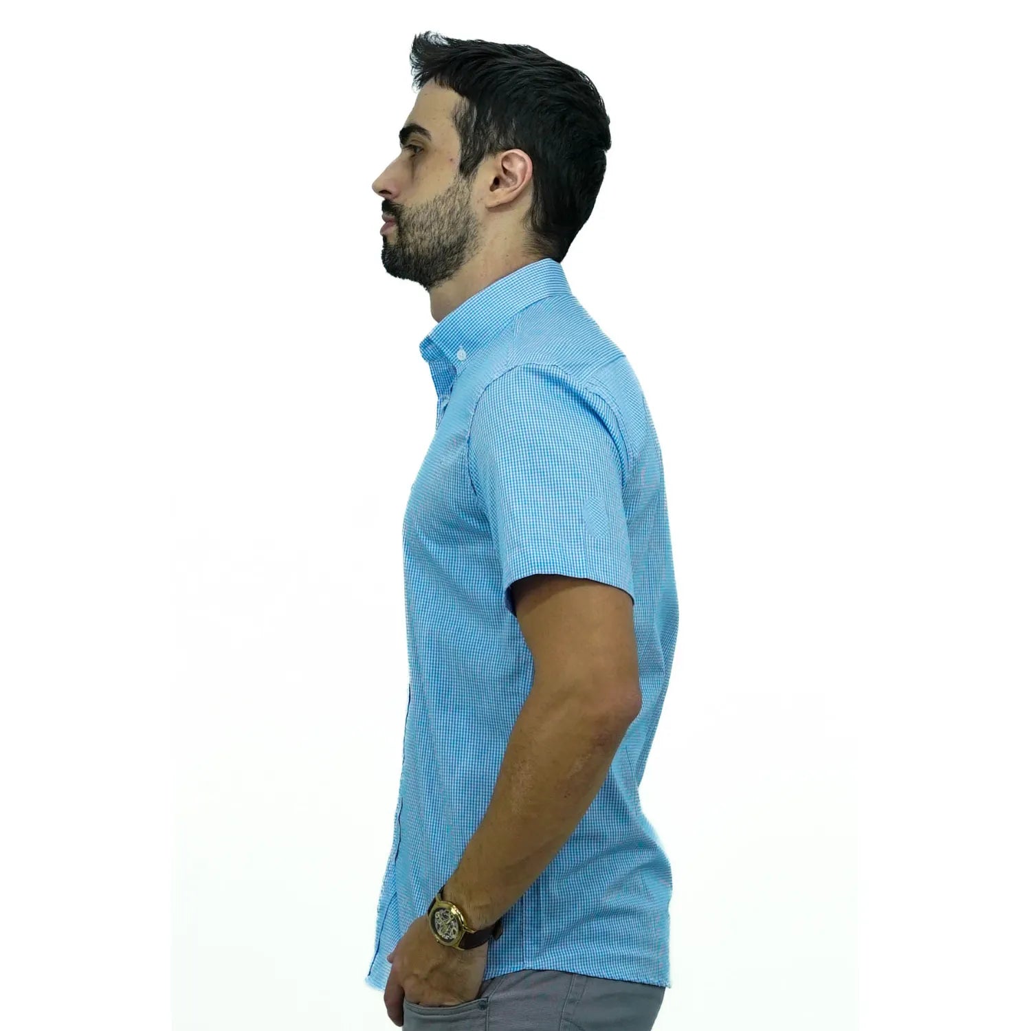 Camisa masculina manga curta 100% algodão com estampa xadrez, na cor azul. Foto de modelo vestindo a camisa casual da marca Absinto Men.