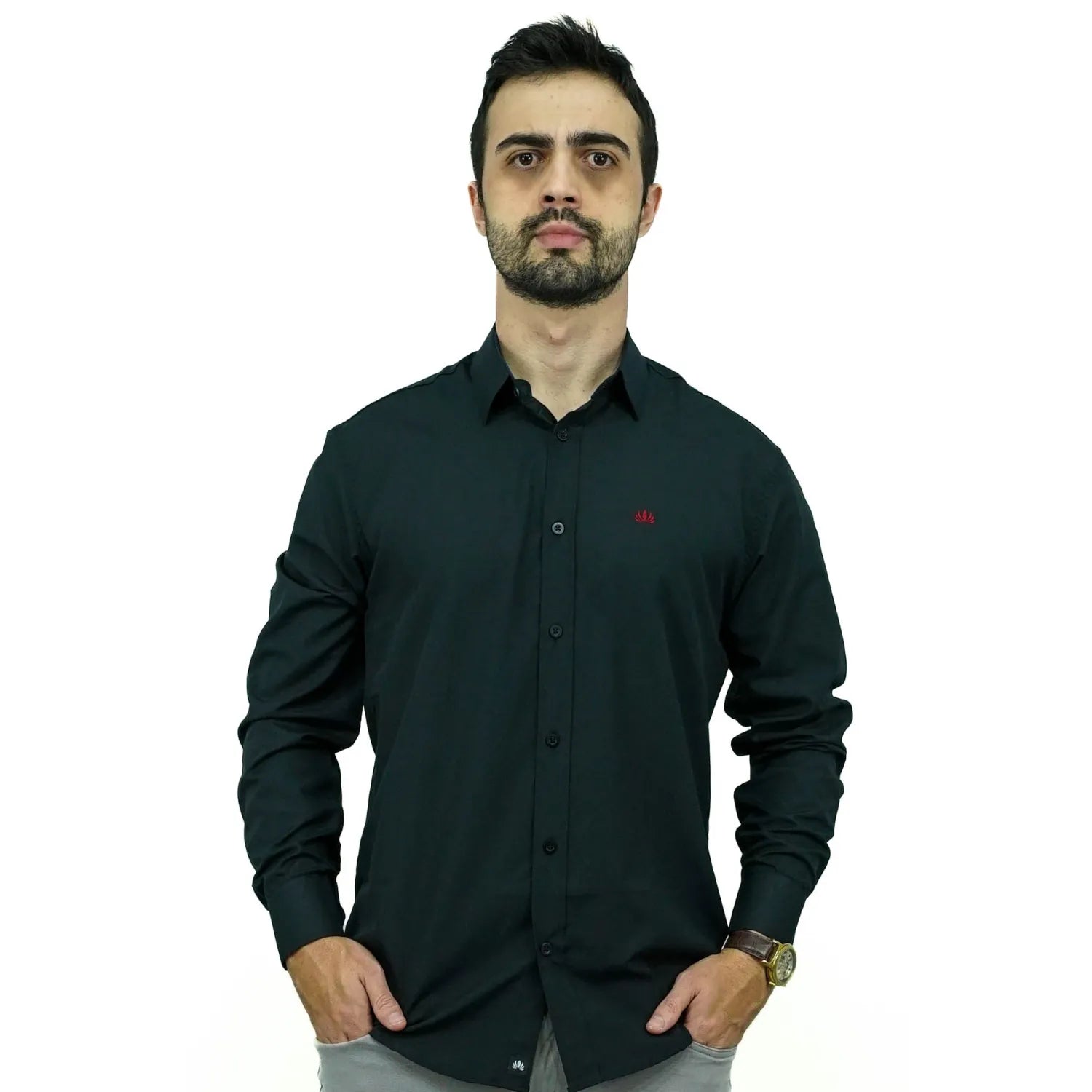 Camisa masculina manga longa elegante, com detalhe no punho e logo da marca, na cor preta. Foto de modelo vestindo a camisa social da Absinto Men.