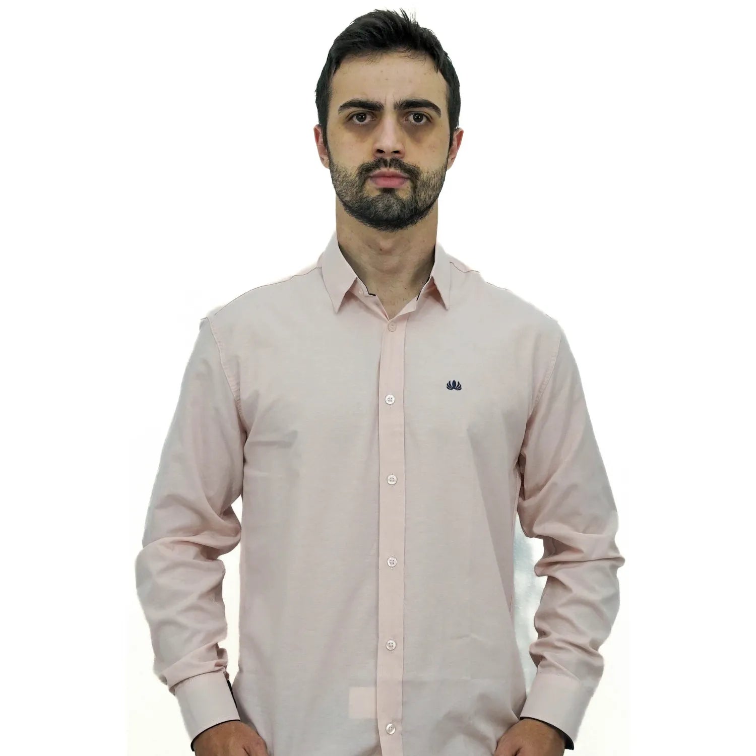 Camisa masculina manga longa elegante, com detalhe no punho e logo da marca, na cor rosa. Foto de modelo vestindo a camisa social da Absinto Men.