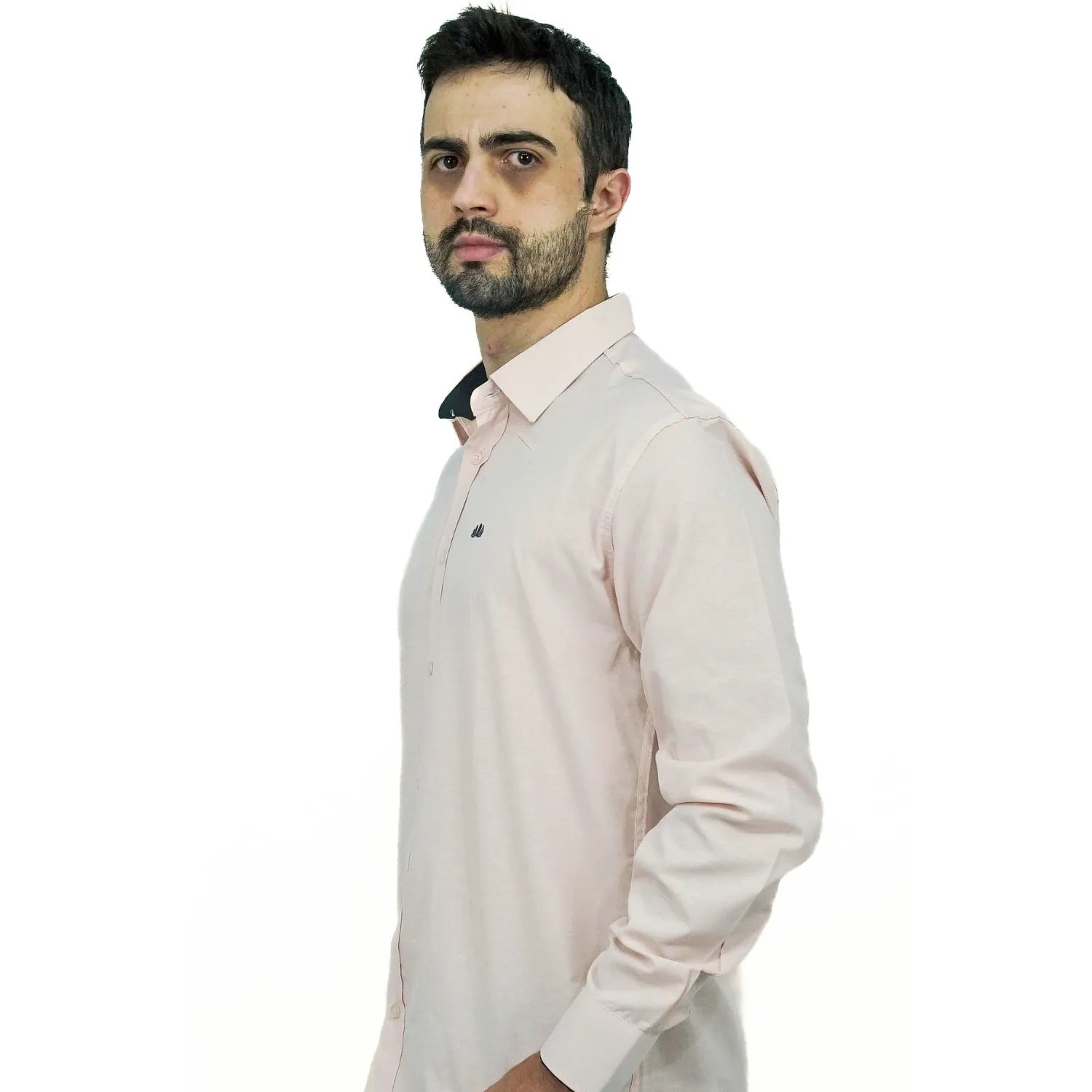 Camisa masculina manga longa elegante, com detalhe no punho e logo da marca, na cor rosa. Foto de modelo vestindo a camisa social da Absinto Men.