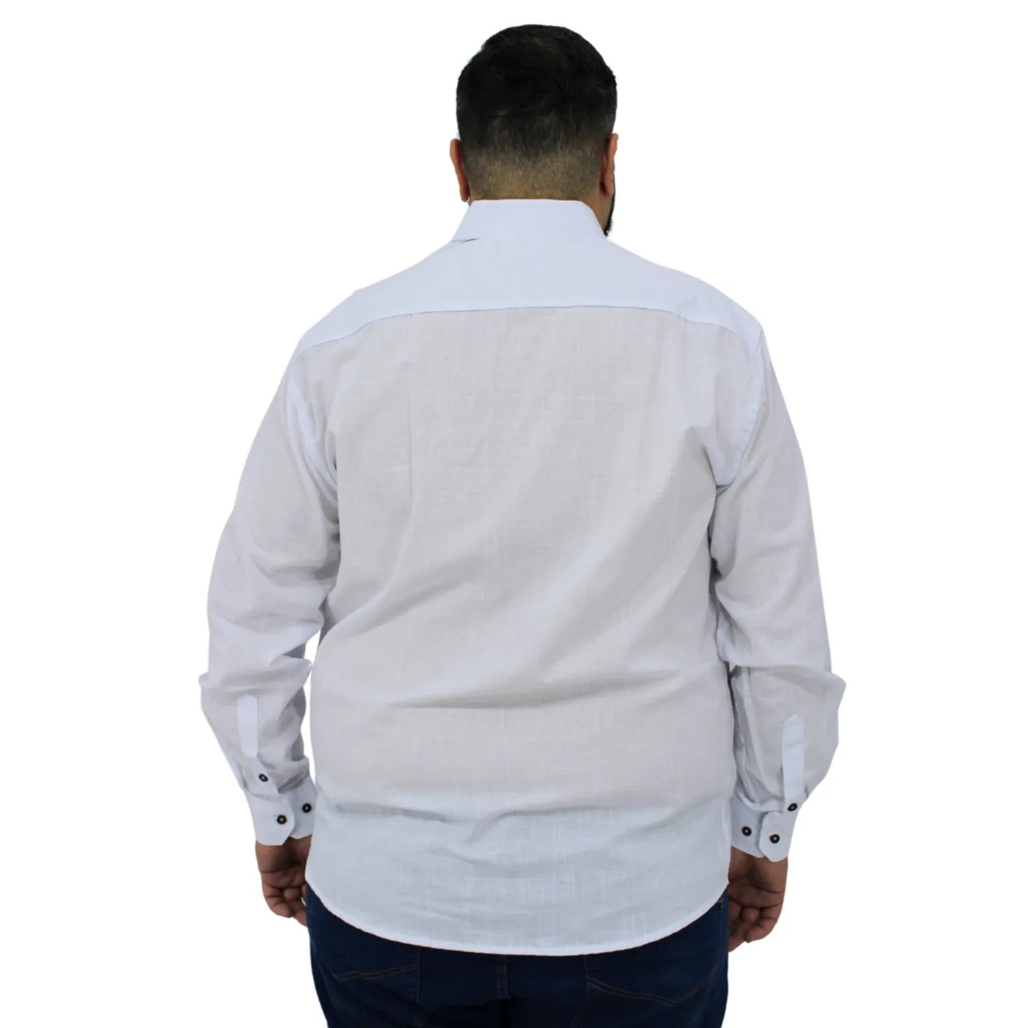 Camisa social masculina plus size manga longa 100% algodão estilo linho, na cor branca. Foto de modelo vestindo a camisa casual da marca Absinto Men.