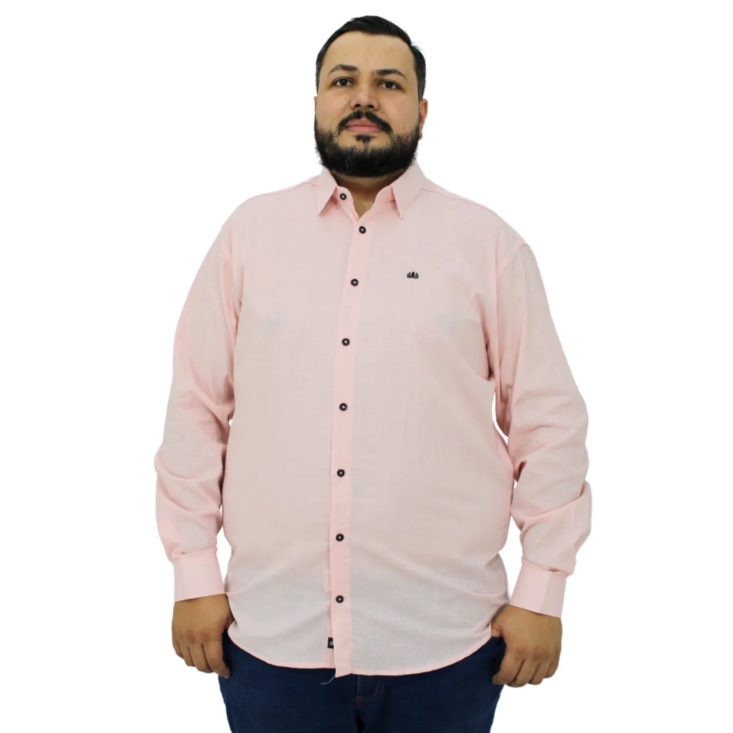 Camisa social masculina plus size manga longa 100% algodão estilo linho, na cor rosa. Foto de modelo vestindo a camisa casual da marca Absinto Men.