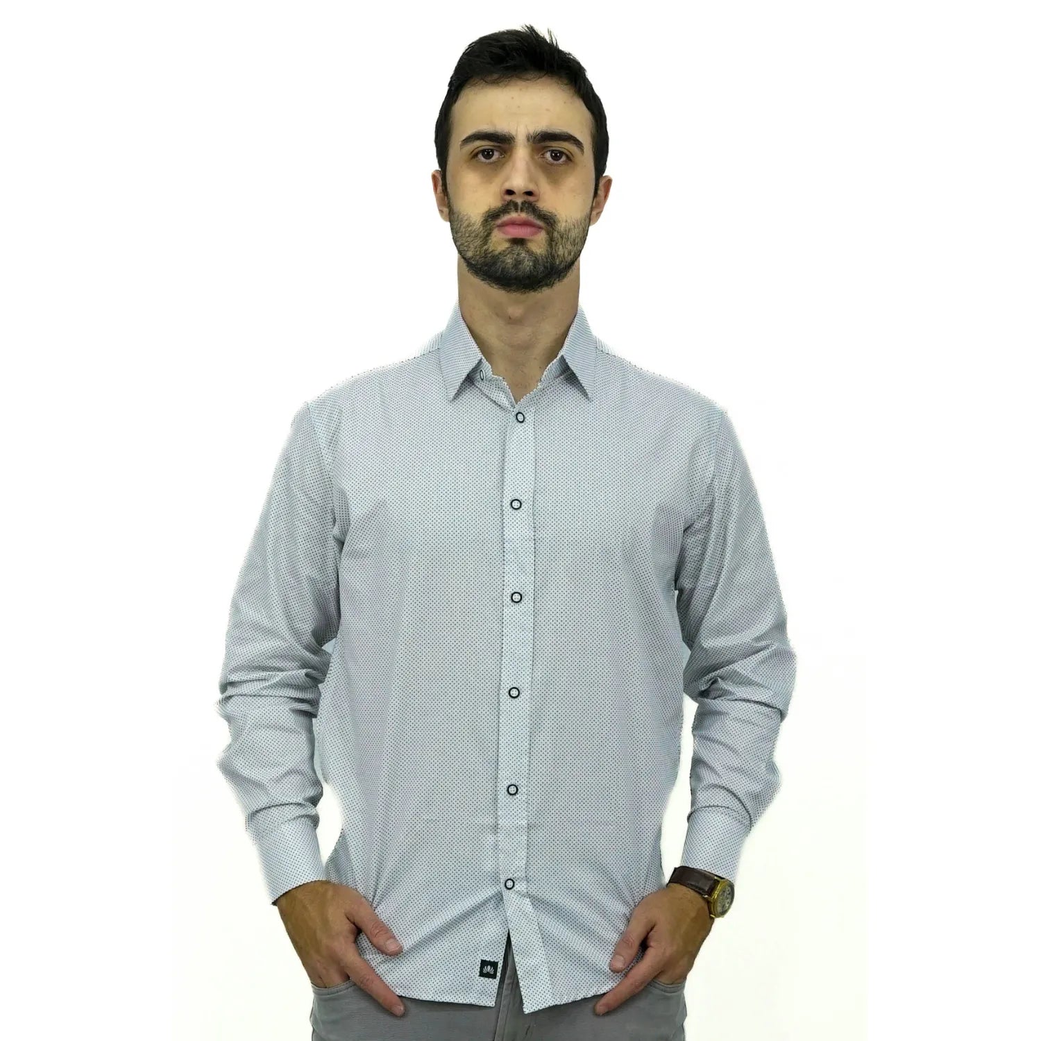 Camisa social masculina manga longa com estampa poá, na cor branca. Foto de modelo vestindo a camisa casual da marca Absinto Men.