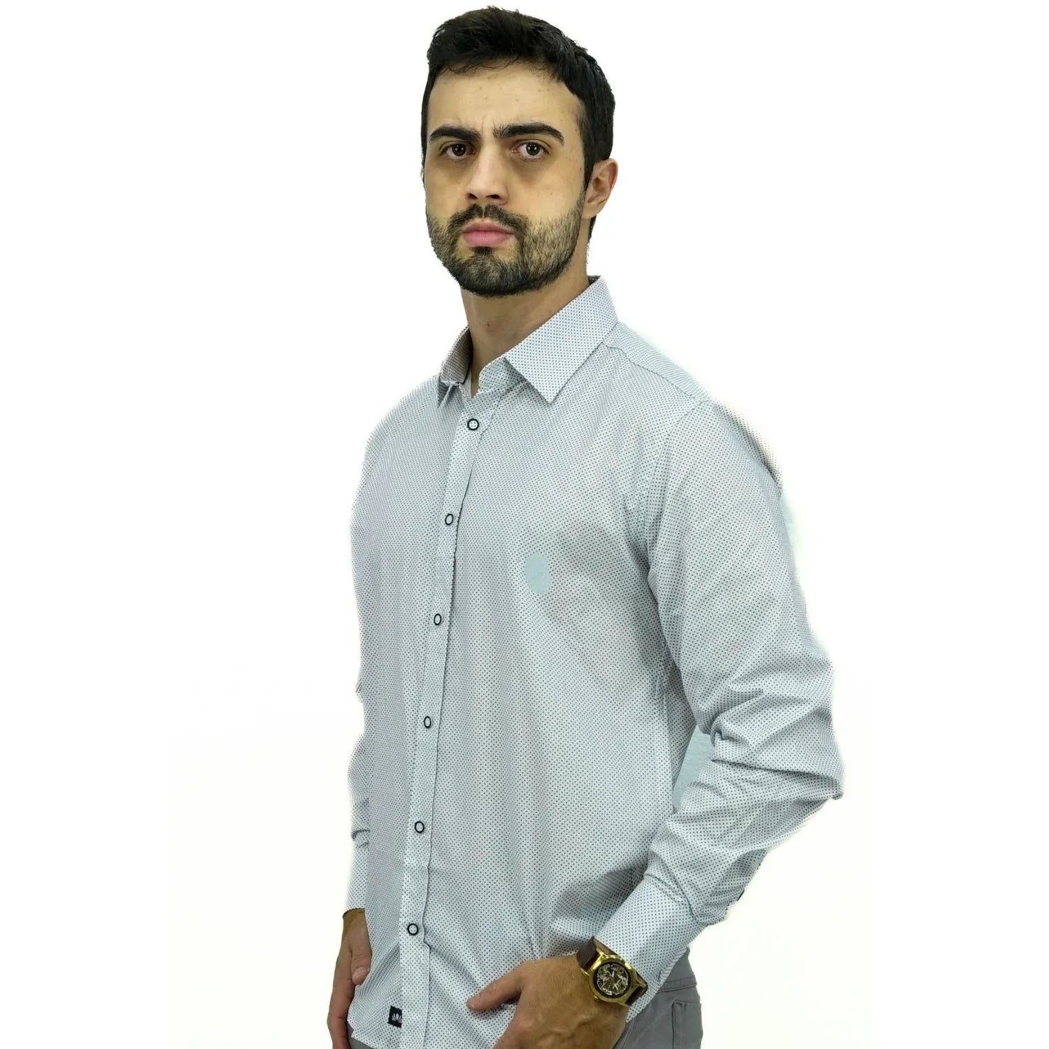 Camisa social masculina manga longa com estampa poá, na cor branca. Foto de modelo vestindo a camisa casual da marca Absinto Men.