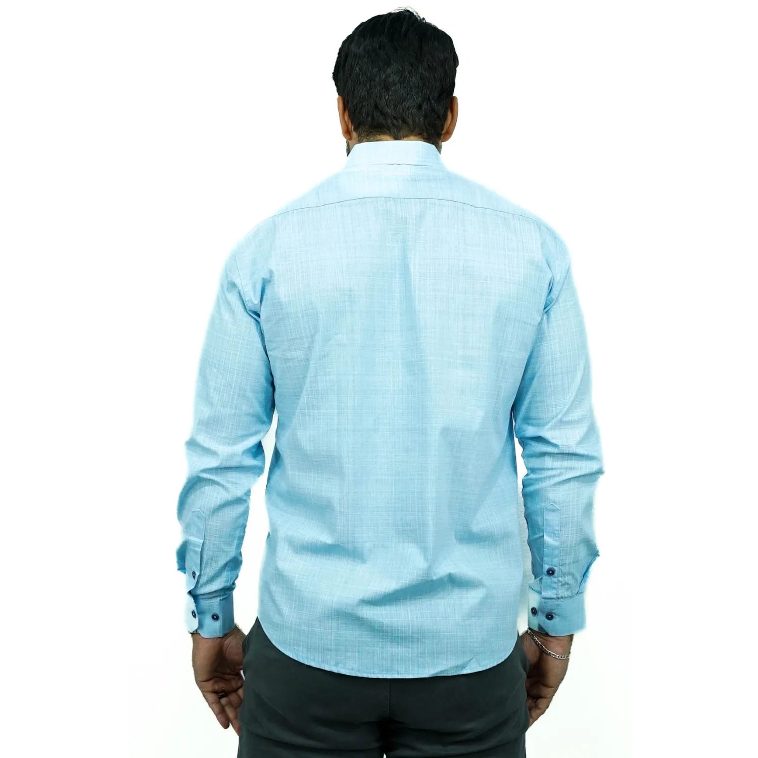 Camisa social masculina manga longa com tecido rajado na cor azul. Foto de modelo vestindo a camisa casual da marca Absinto Men.