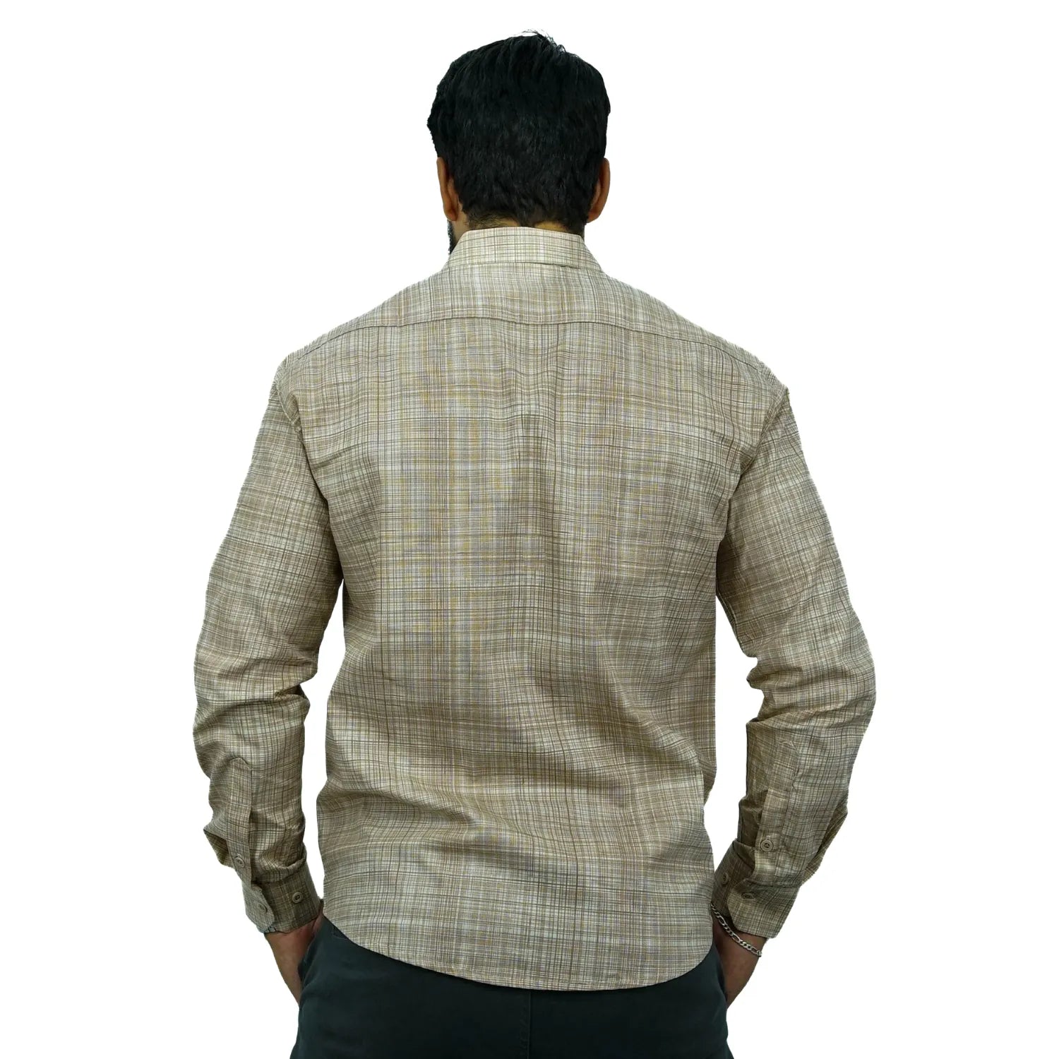 Camisa social masculina manga longa com tecido rajado na cor bege. Foto de modelo vestindo a camisa casual da marca Absinto Men.