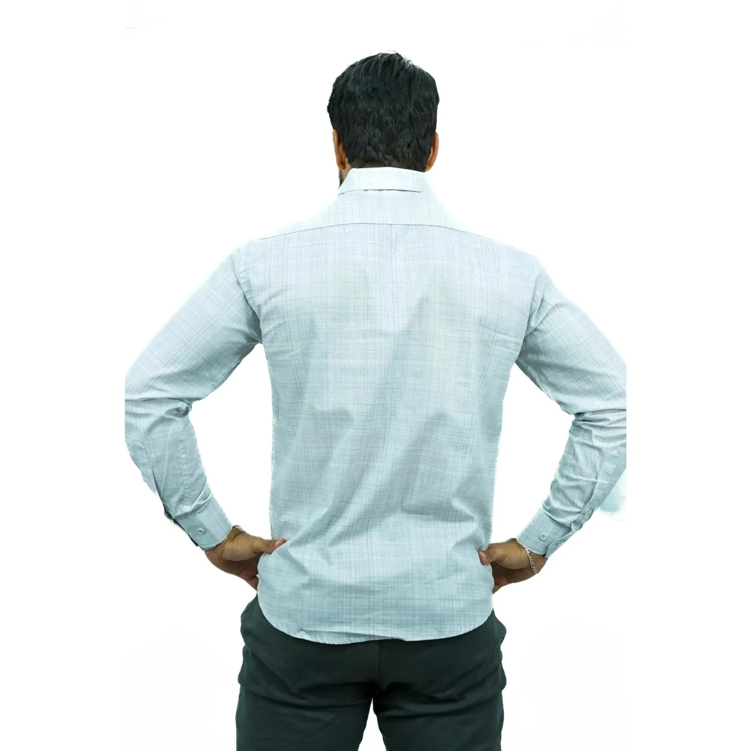 Camisa social masculina manga longa com tecido rajado na cor cinza. Foto de modelo vestindo a camisa casual da marca Absinto Men.