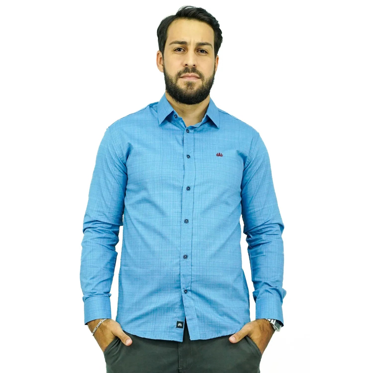 Camisa social masculina manga longa com tecido rajado na cor azul envelhecido. Foto de modelo vestindo a camisa casual da marca Absinto Men.
