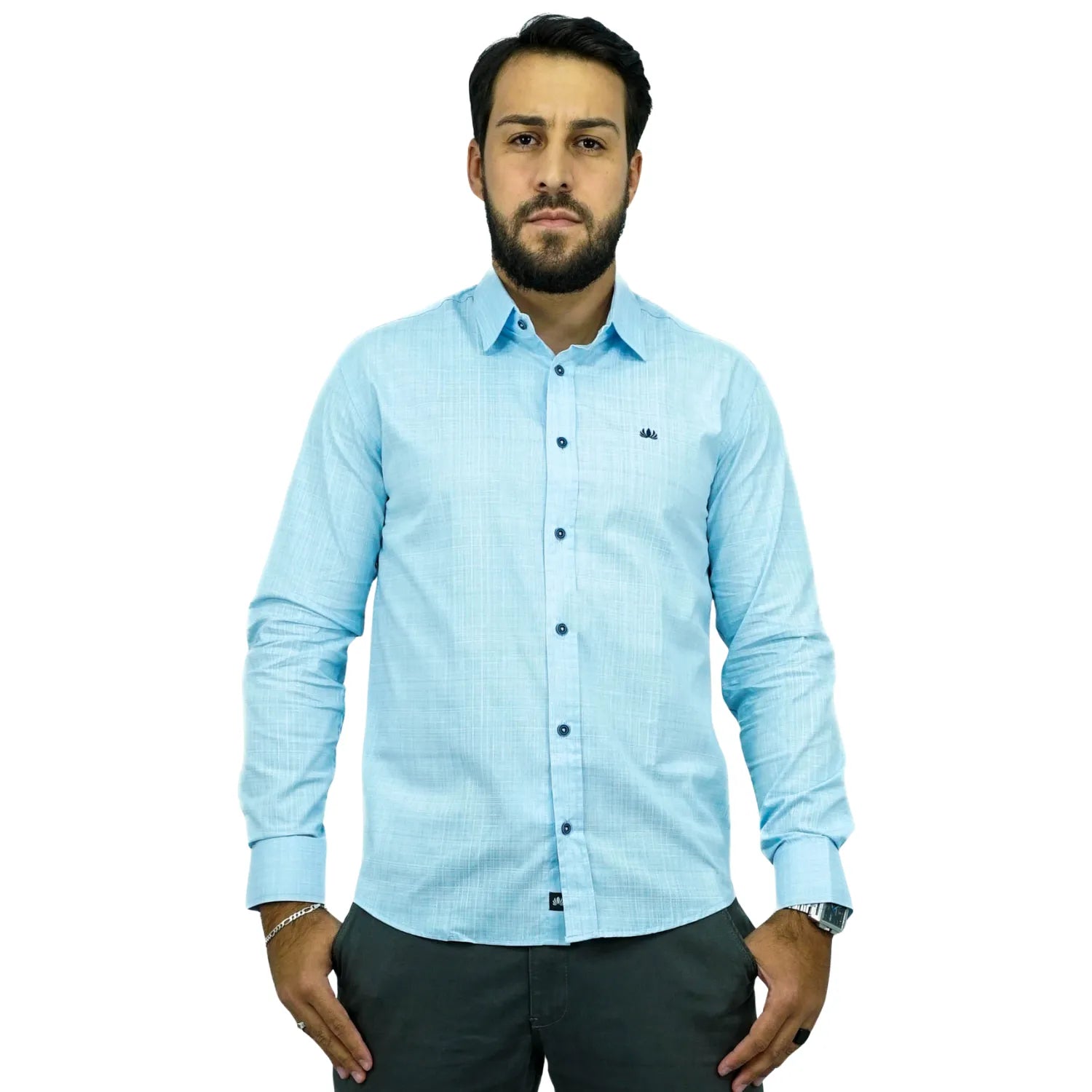 Camisa social masculina manga longa com tecido rajado na cor azul. Foto de modelo vestindo a camisa casual da marca Absinto Men.
