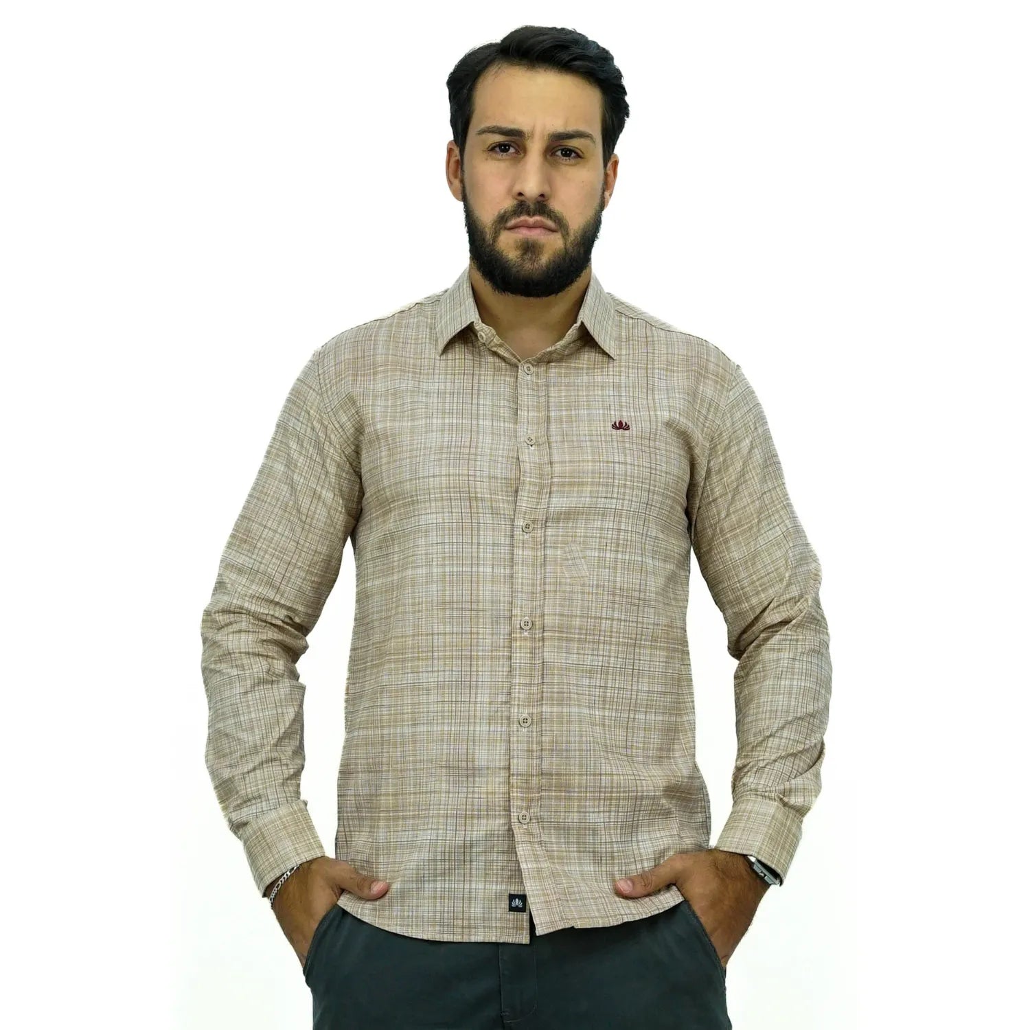 Camisa social masculina manga longa com tecido rajado na cor bege. Foto de modelo vestindo a camisa casual da marca Absinto Men.