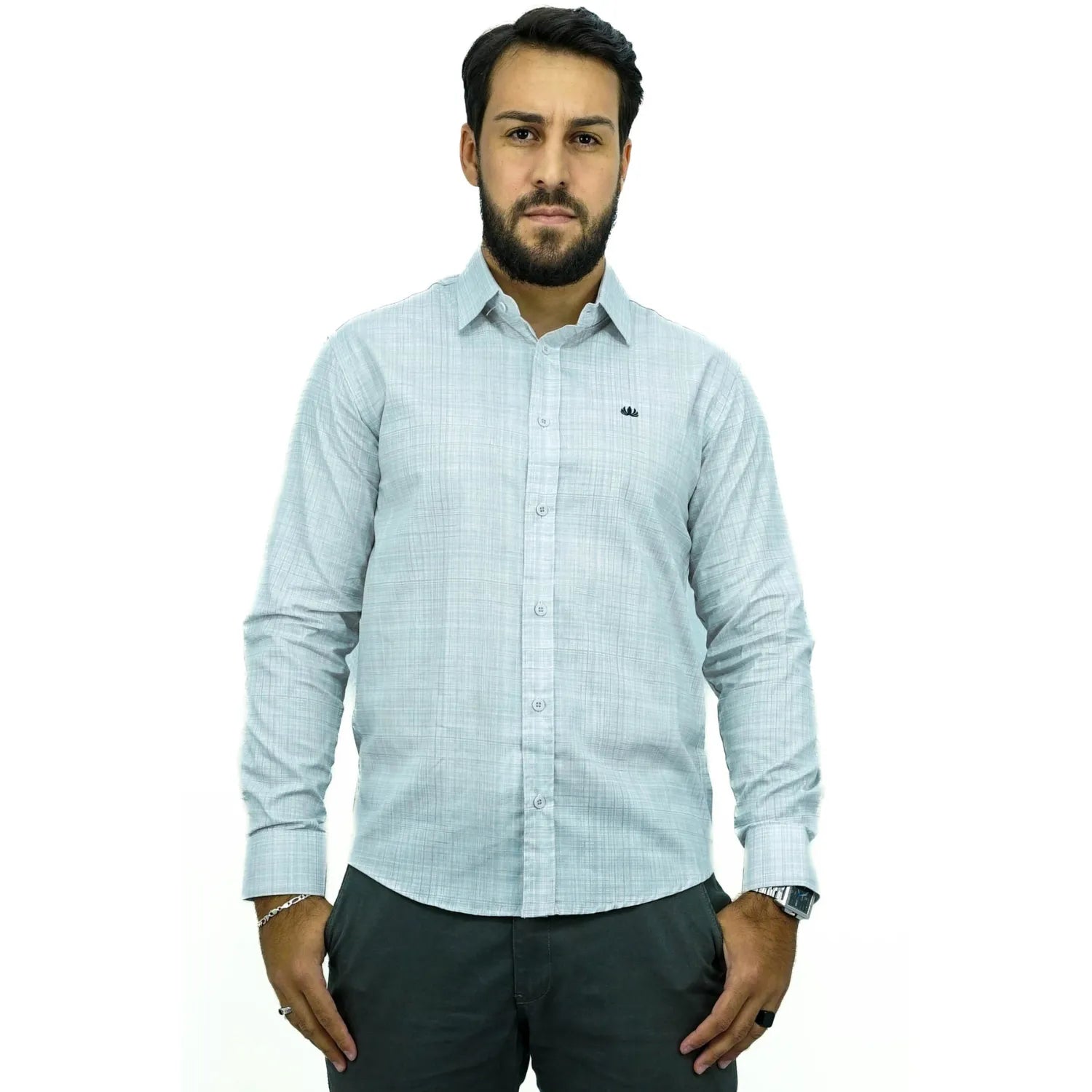 Camisa social masculina manga longa com tecido rajado na cor cinza. Foto de modelo vestindo a camisa casual da marca Absinto Men.