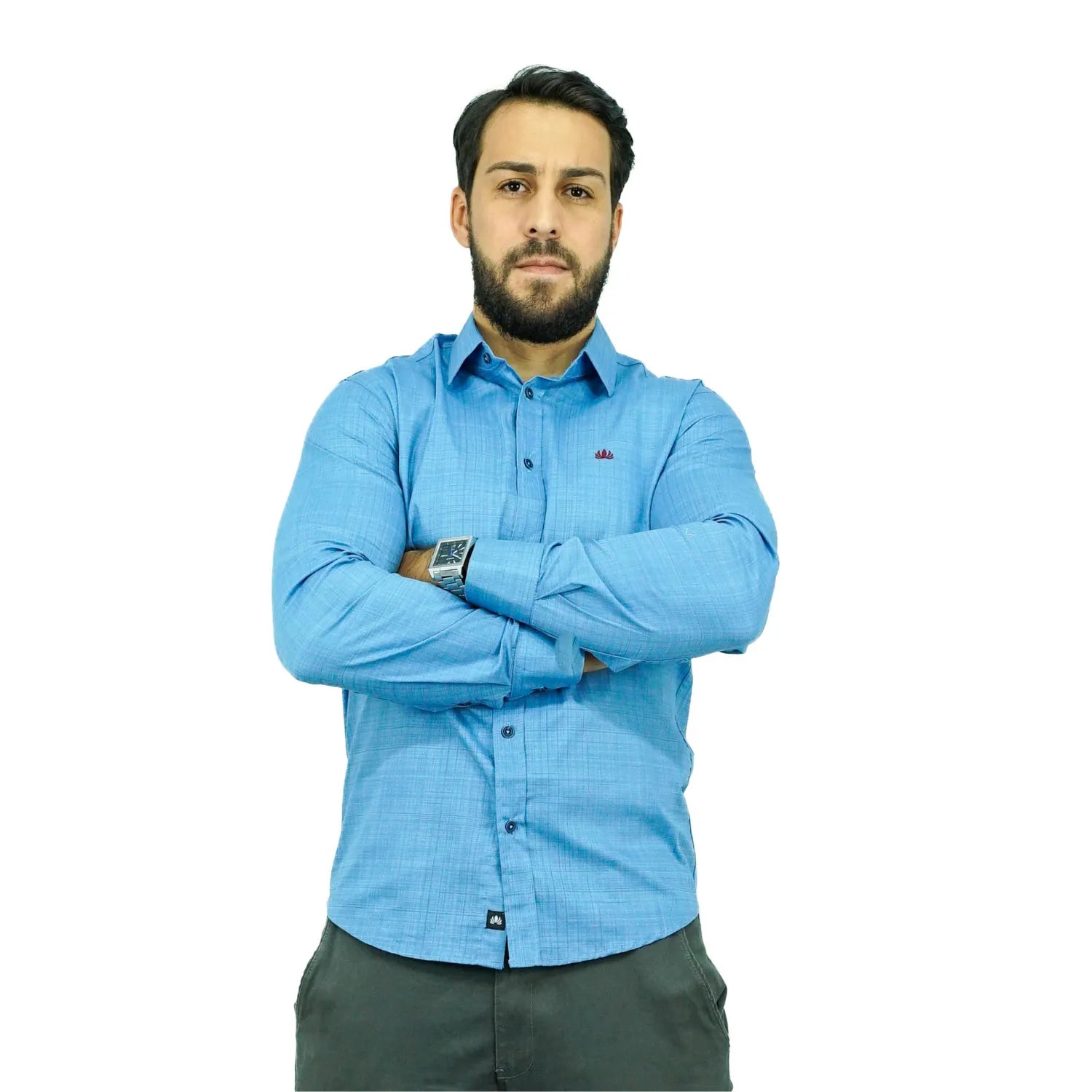 Camisa social masculina manga longa com tecido rajado na cor azul envelhecido. Foto de modelo vestindo a camisa casual da marca Absinto Men.