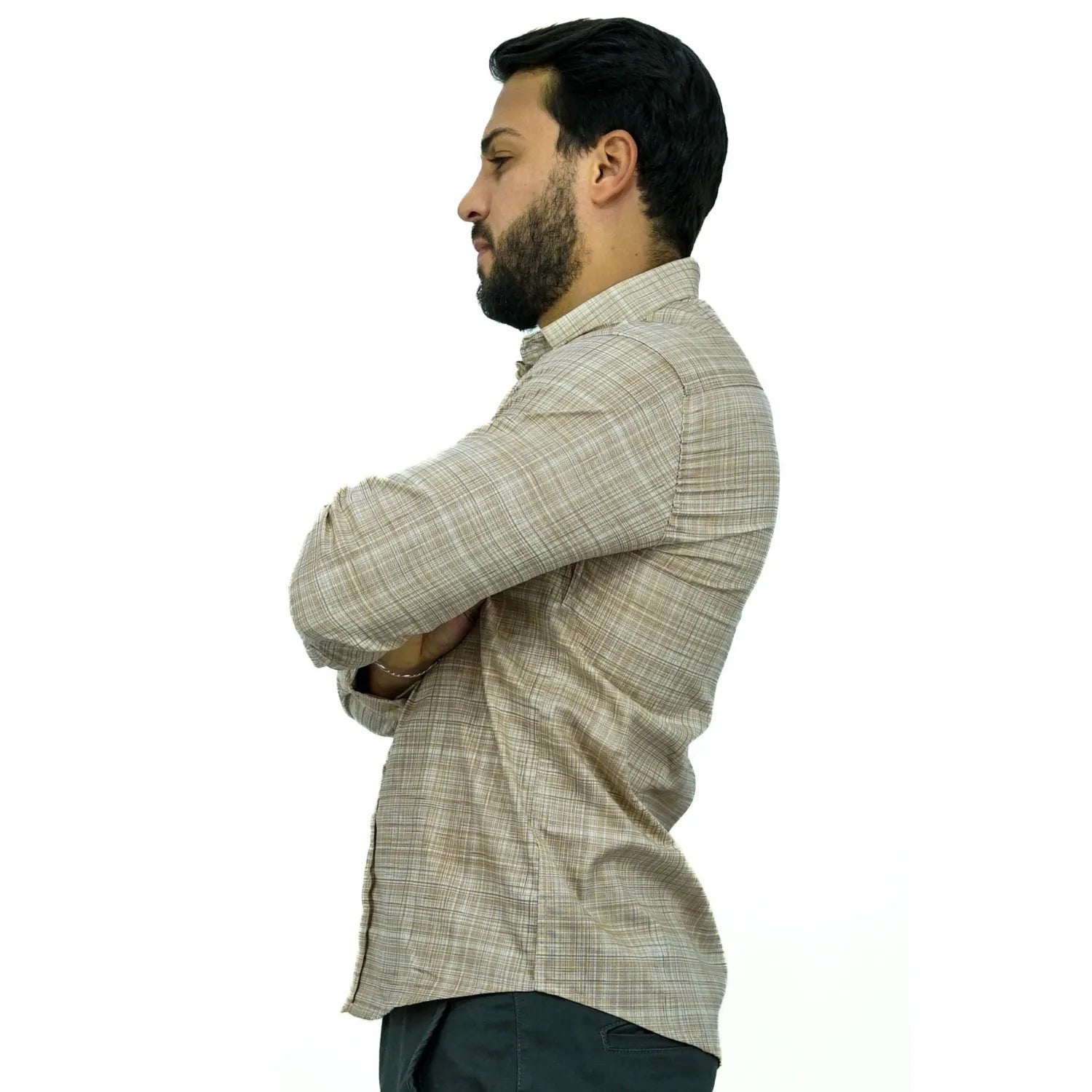 Camisa social masculina manga longa com tecido rajado na cor bege. Foto de modelo vestindo a camisa casual da marca Absinto Men.
