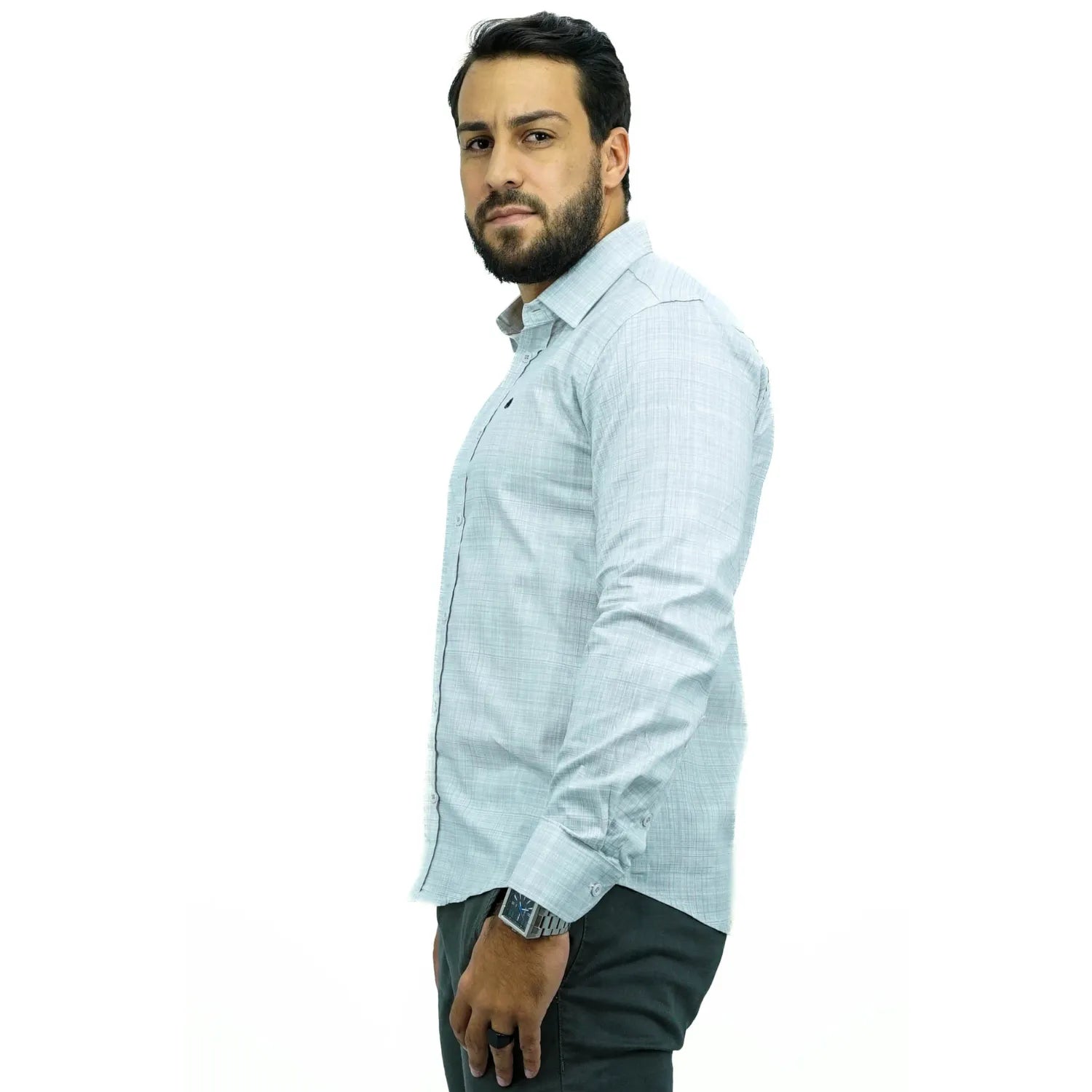 Camisa social masculina manga longa com tecido rajado na cor cinza. Foto de modelo vestindo a camisa casual da marca Absinto Men.