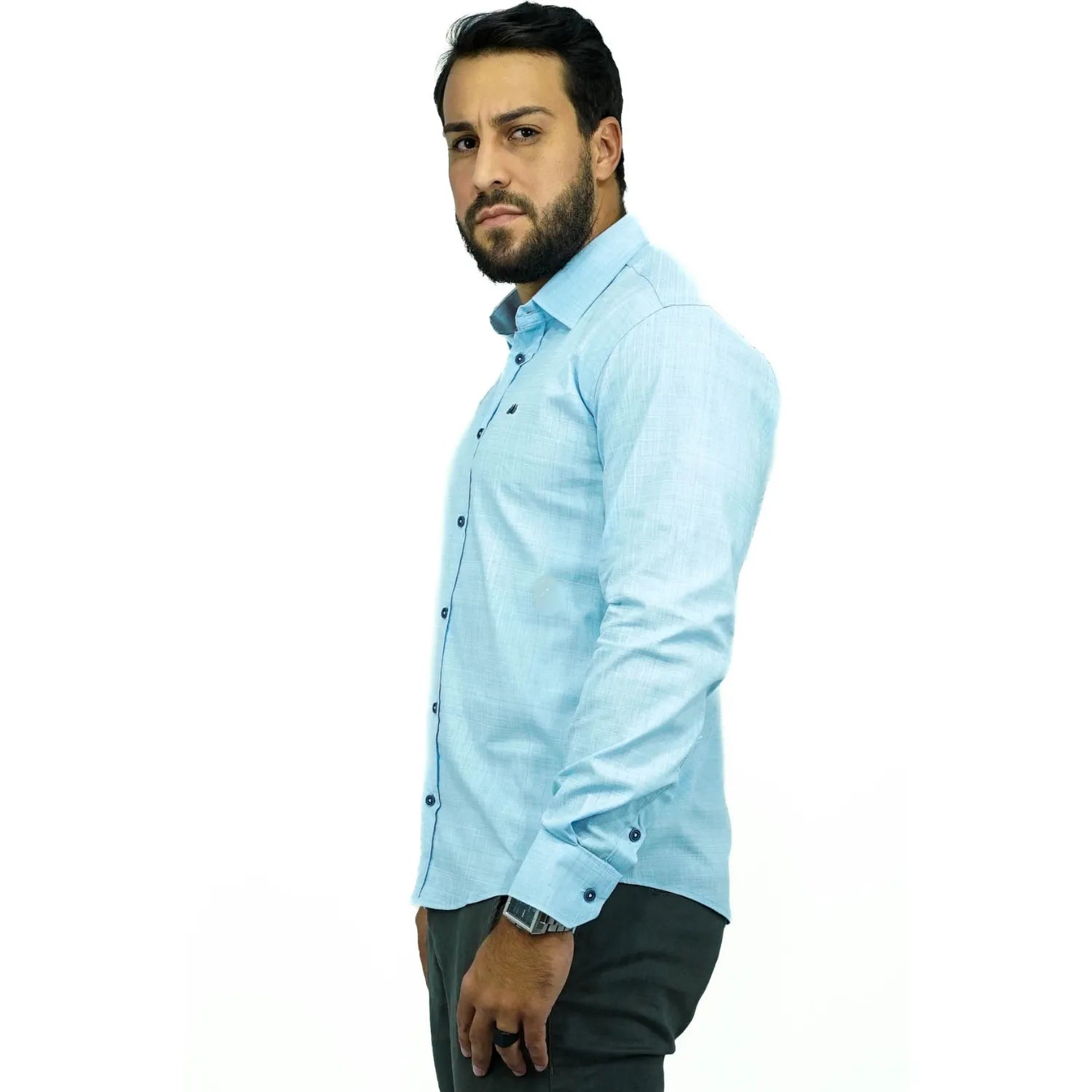 Camisa social masculina manga longa com tecido rajado na cor azul. Foto de modelo vestindo a camisa casual da marca Absinto Men.