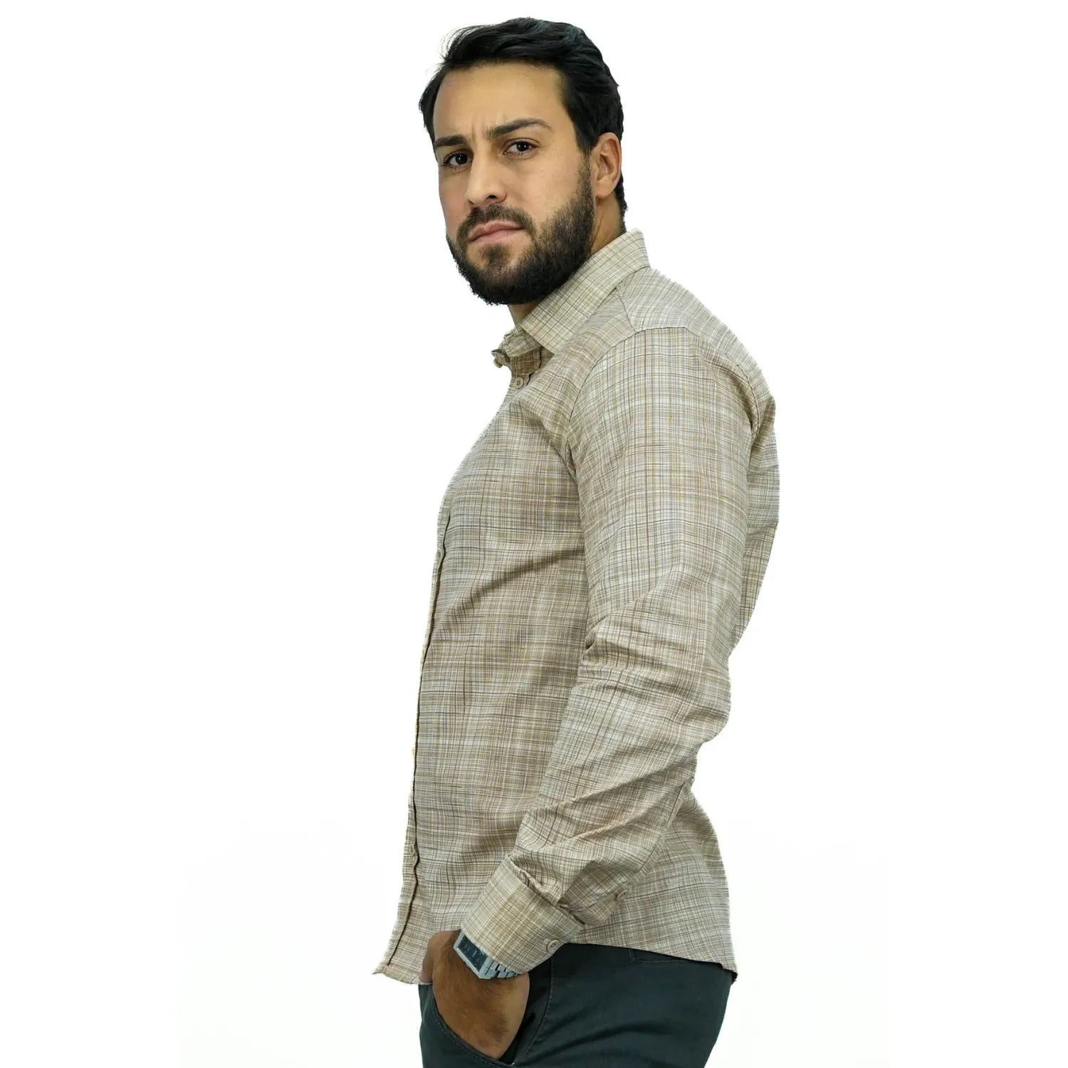 Camisa social masculina manga longa com tecido rajado na cor bege. Foto de modelo vestindo a camisa casual da marca Absinto Men.
