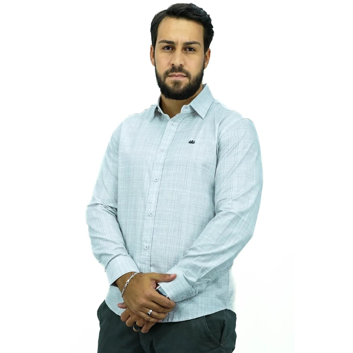 Camisa social masculina manga longa com tecido rajado na cor cinza. Foto de modelo vestindo a camisa casual da marca Absinto Men.
