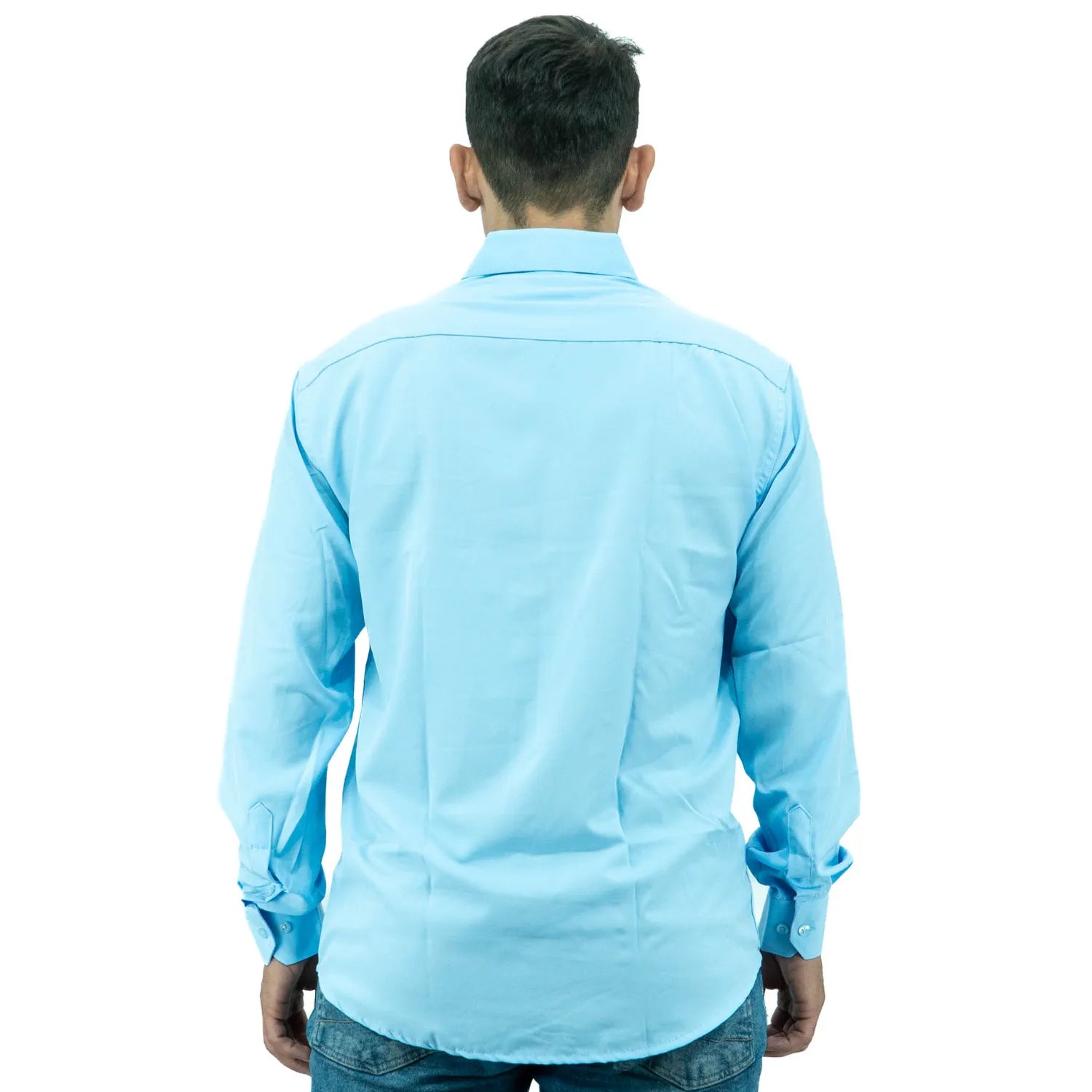 Camisa social masculina manga longa com Spandex, na cor azul bebê. Foto de modelo vestindo a camisa casual da marca Absinto Men.
