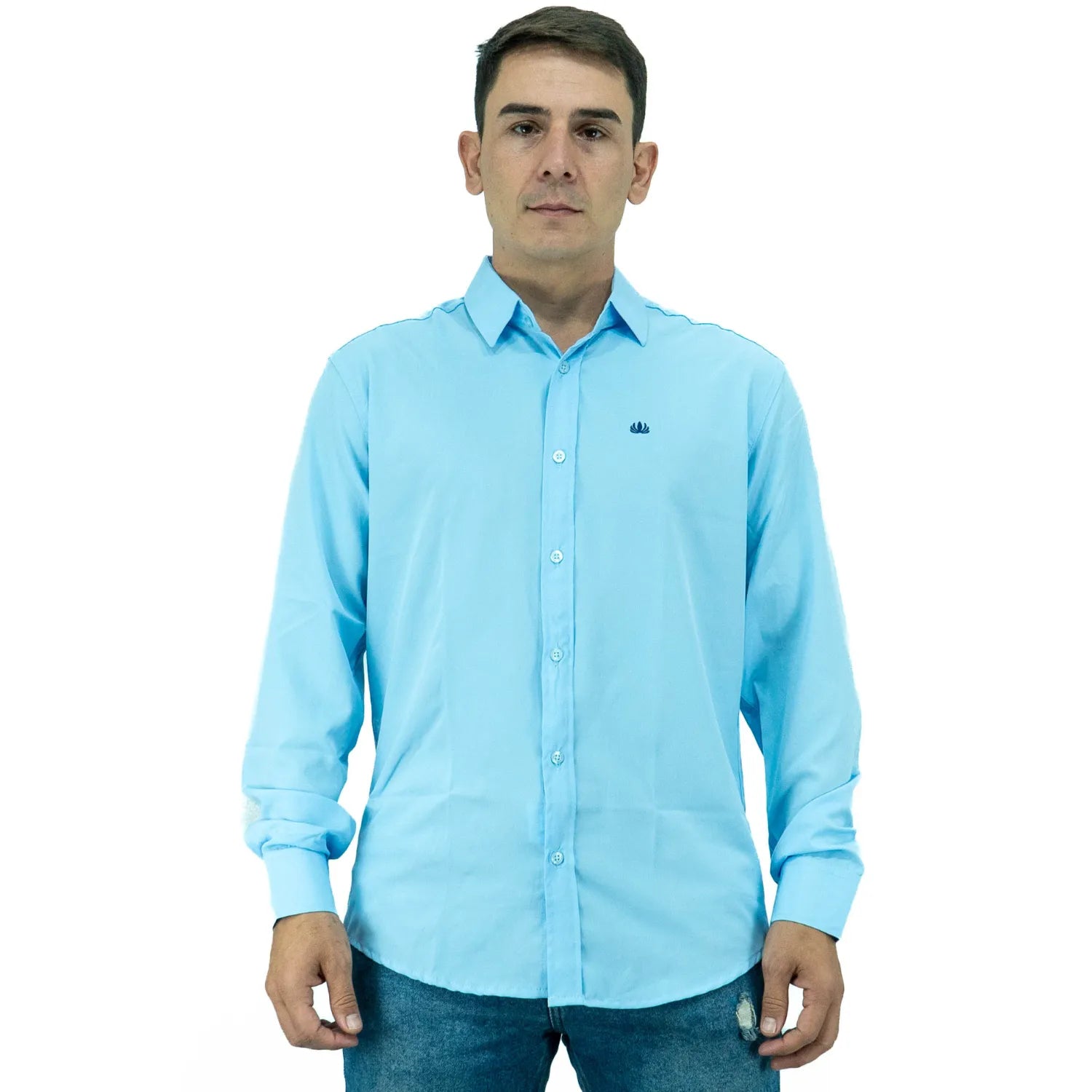 Camisa social masculina manga longa com Spandex, na cor azul bebê. Foto de modelo vestindo a camisa casual da marca Absinto Men.