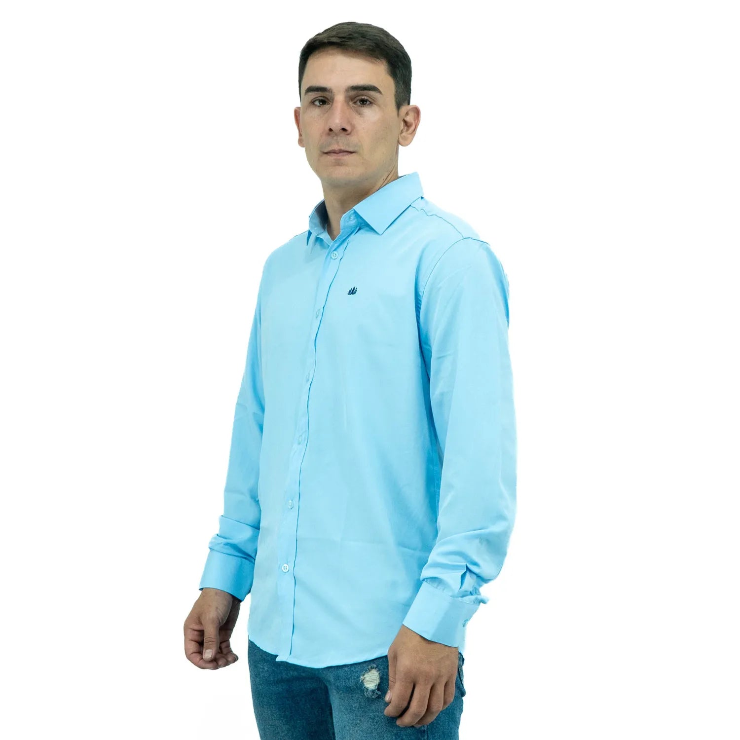 Camisa social masculina manga longa com Spandex, na cor azul bebê. Foto de modelo vestindo a camisa casual da marca Absinto Men.