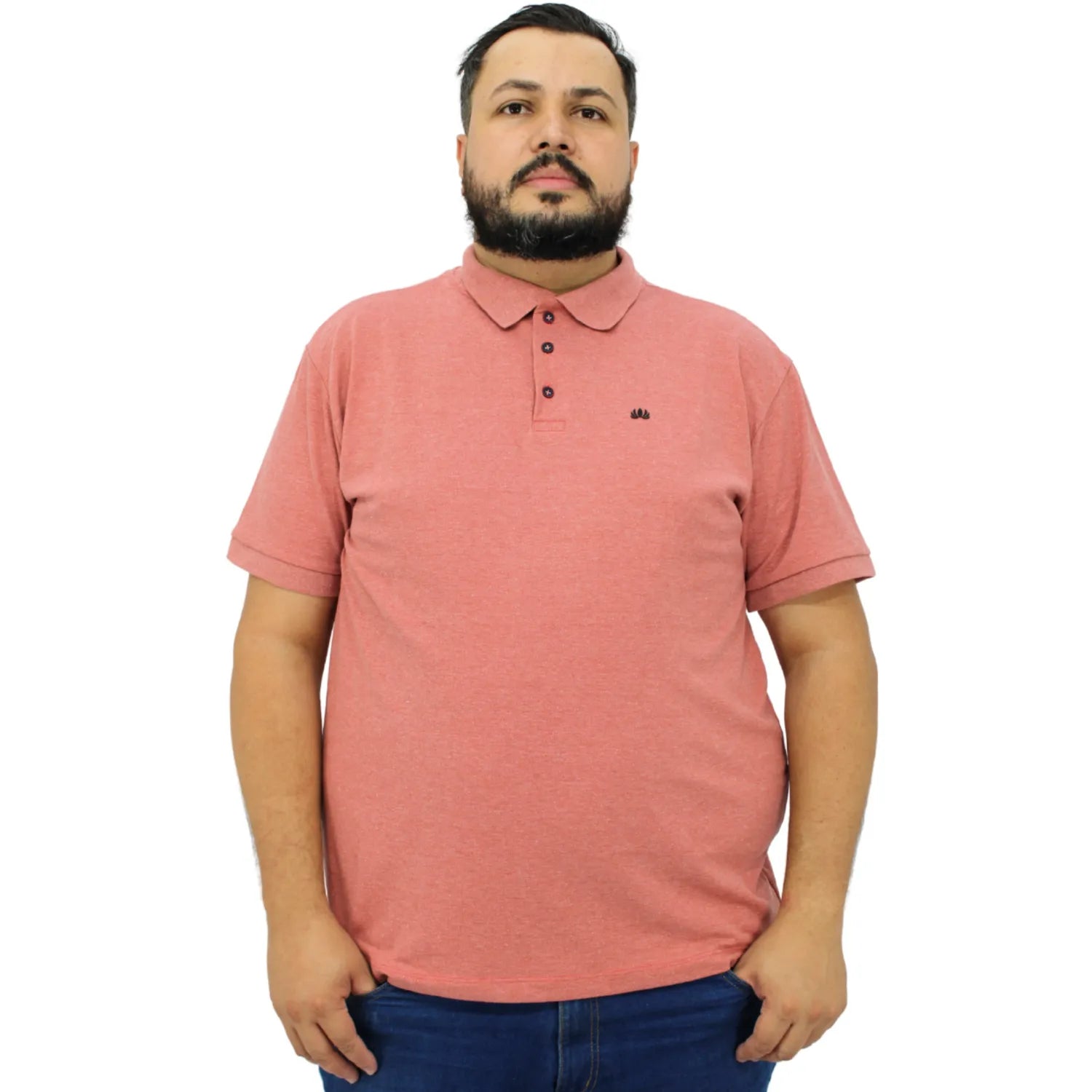 Camisa polo masculina plus size lisa, na cor salmão. Foto de modelo vestindo a camisa polo da marca Absinto Men.