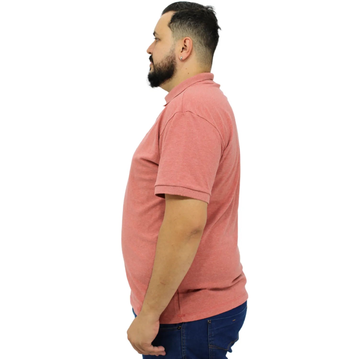 Camisa polo masculina plus size lisa, na cor salmão. Foto de modelo vestindo a camisa polo da marca Absinto Men.