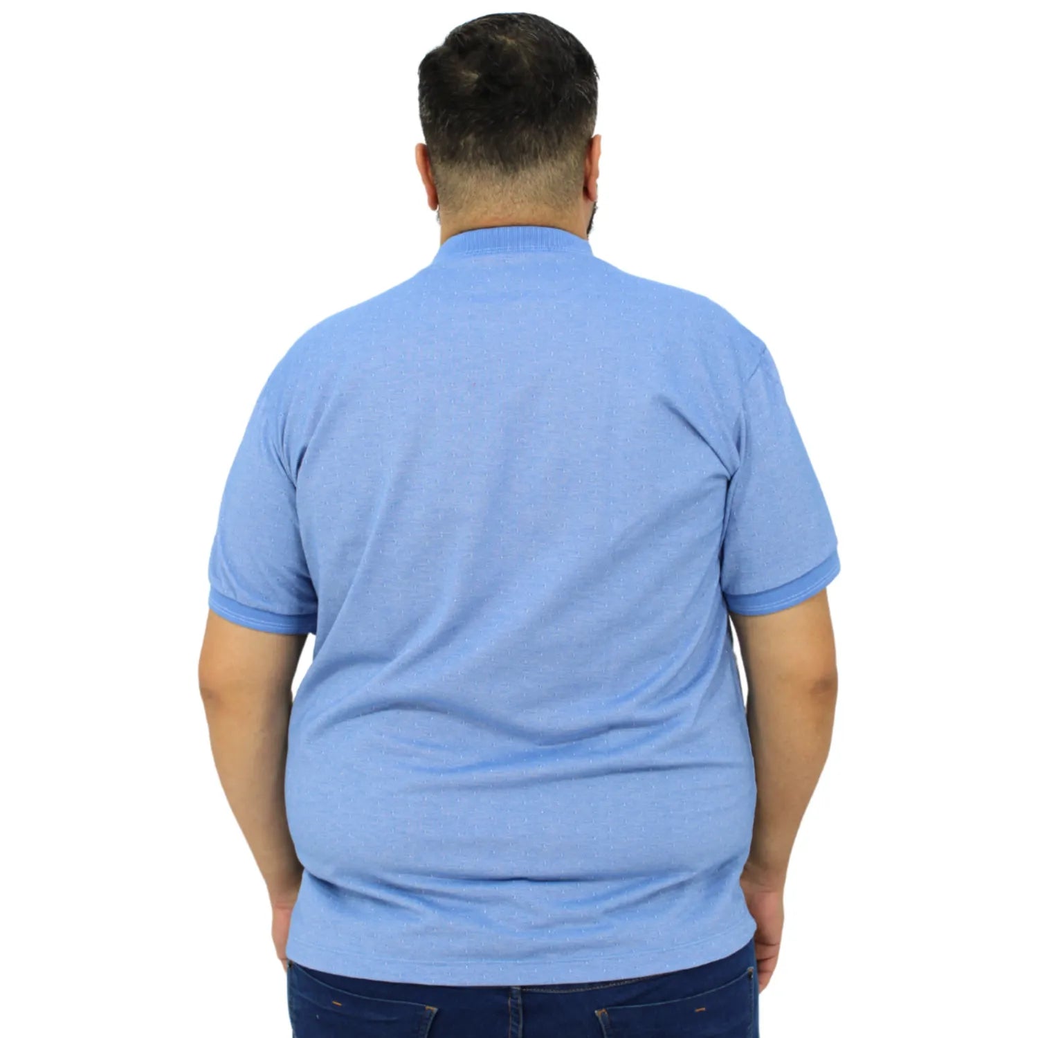 Camisa polo masculina plus size, com tecido maquinetado na cor azul. Foto de modelo vestindo a camisa polo da marca Absinto Men.