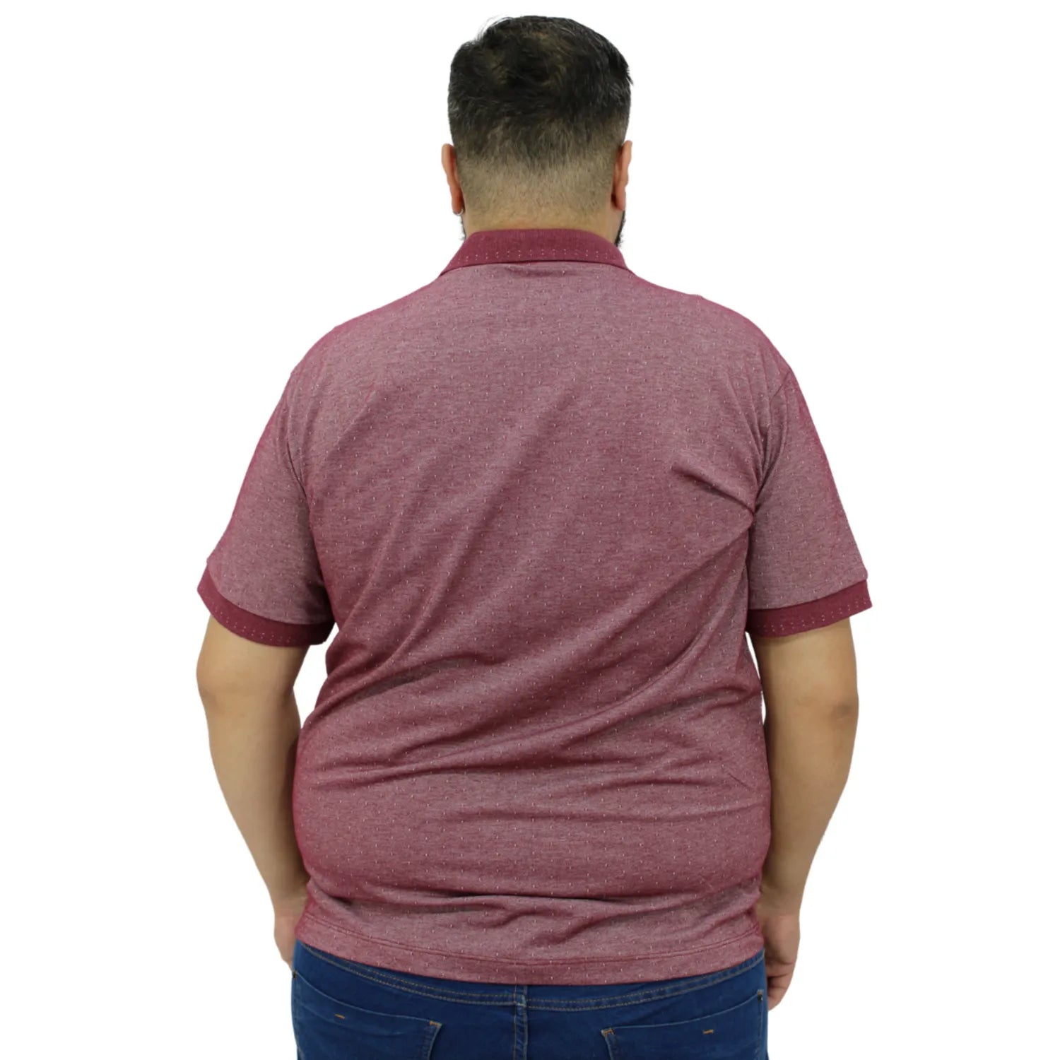 Camisa polo masculina plus size, com tecido maquinetado na cor bordô. Foto de modelo vestindo a camisa polo da marca Absinto Men.