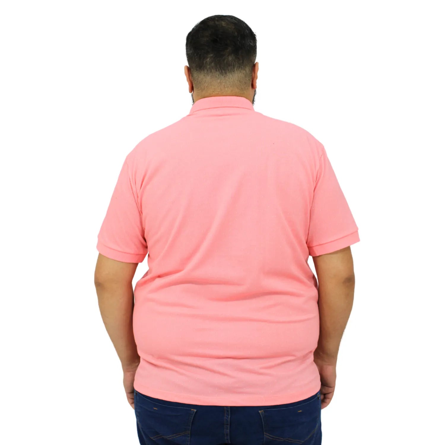 Camisa polo masculina plus size, com tecido maquinetado na cor rosa. Foto de modelo vestindo a camisa polo da marca Absinto Men.